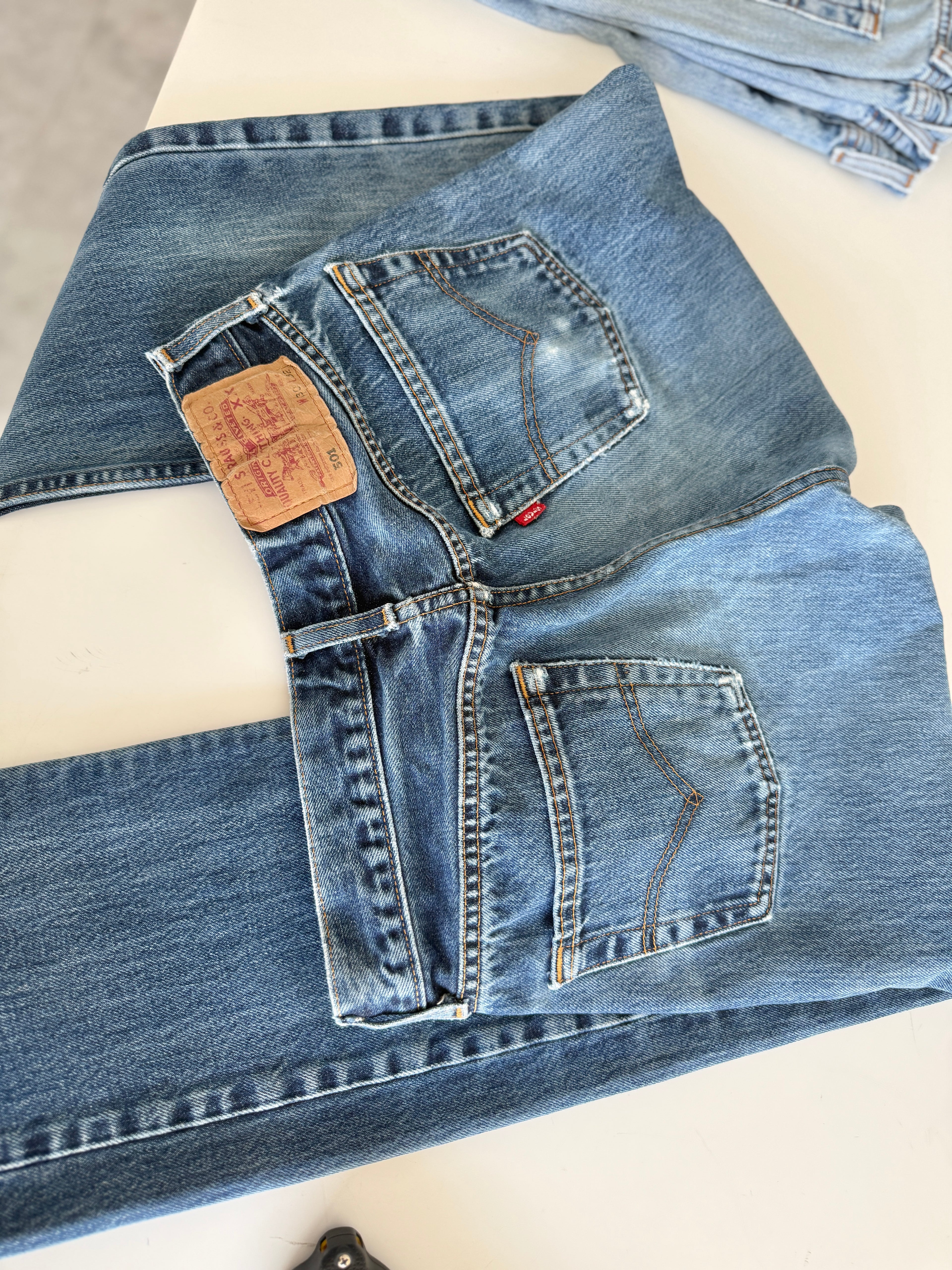 W28 L31 vintage Levis 501 27-28” measured dark faded blue Y2K Levi’s 501s