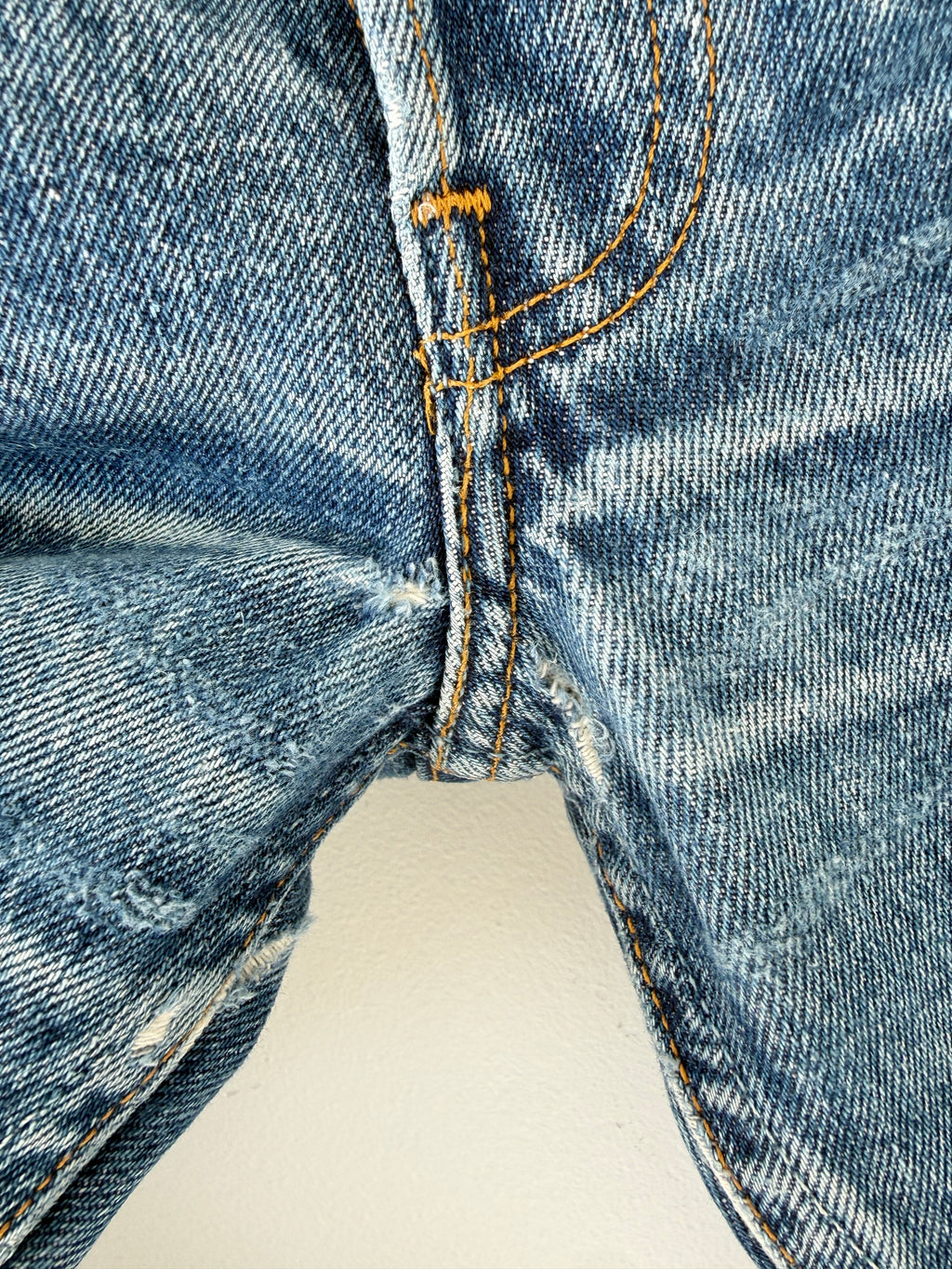 W31 L31 vintage Levis 501 31” measured waist dark blue whiskers Y2K 501s