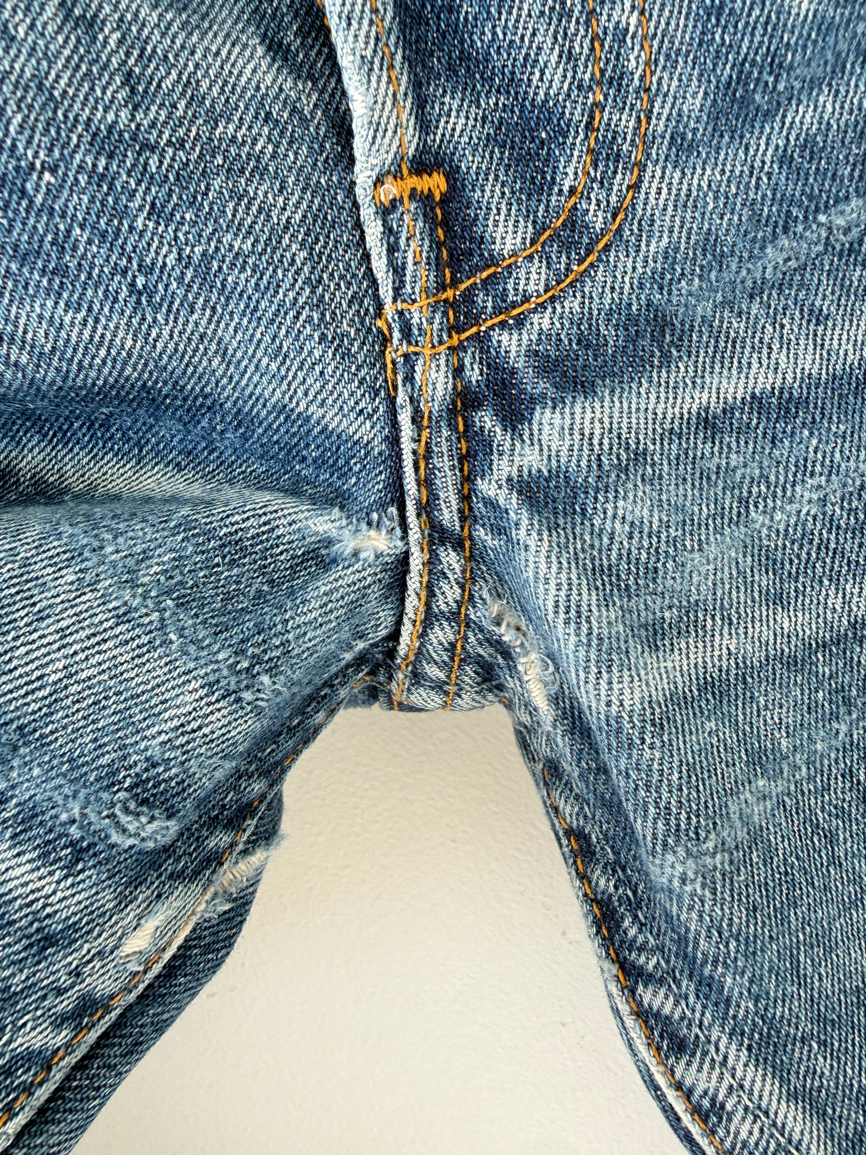 W31 L31 vintage Levis 501 31” measured waist dark blue whiskers Y2K 501s