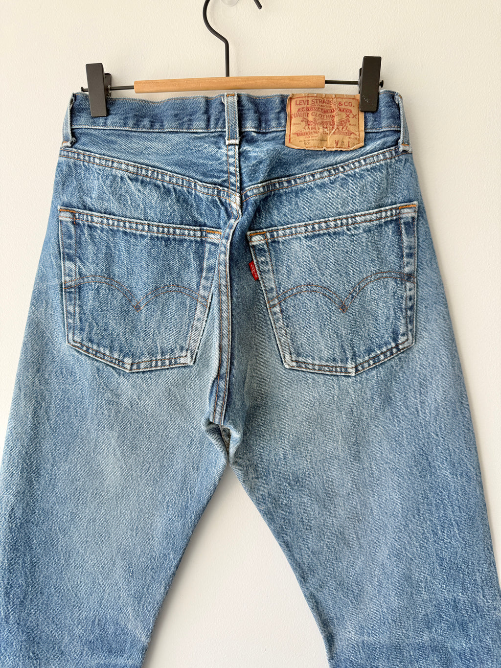 W27 L27 vintage Levis 501 26/27” measured waist dark faded blue 501s 80s