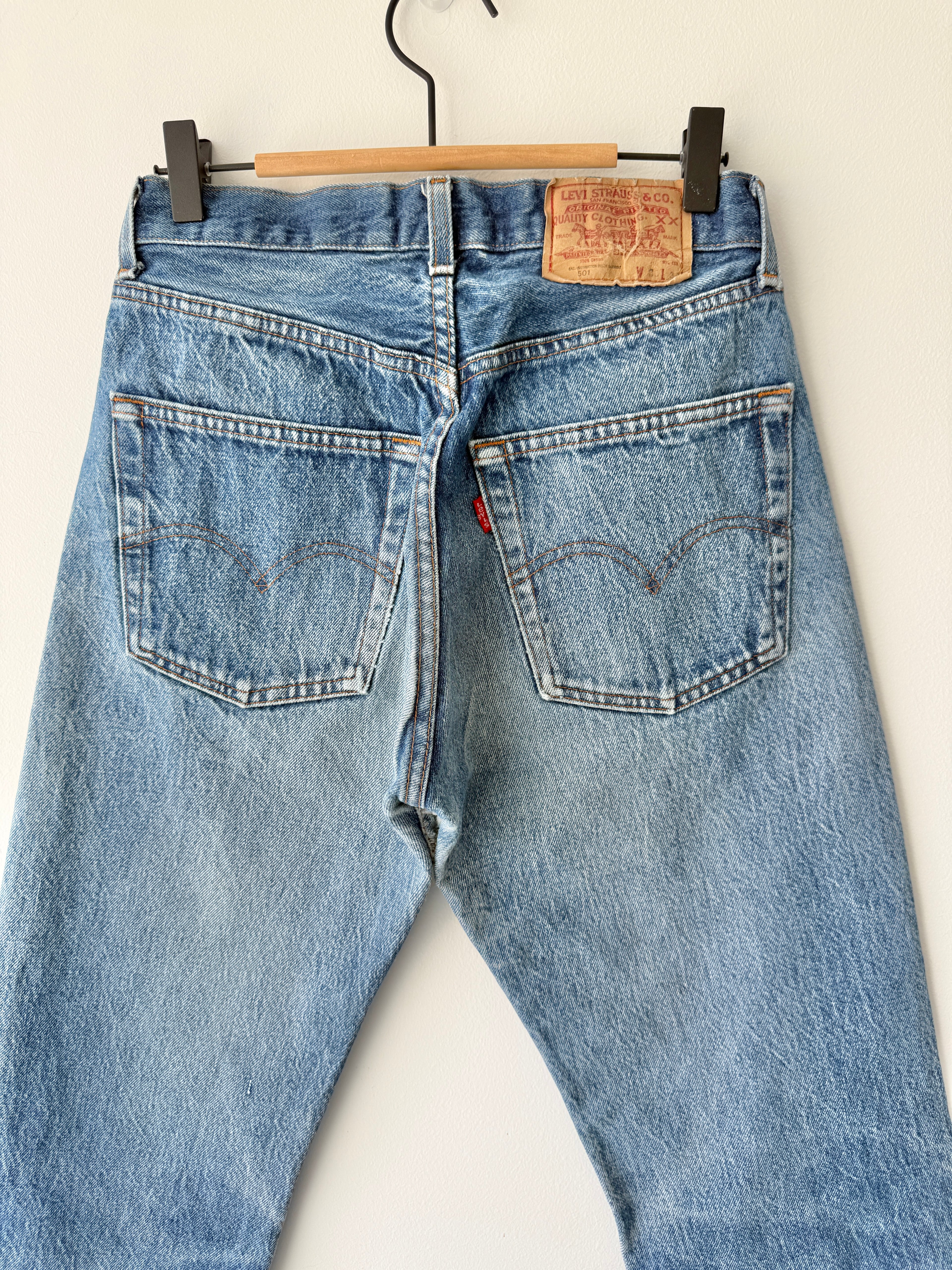 W27 L27 vintage Levis 501 26/27” measured waist dark faded blue 501s 80s