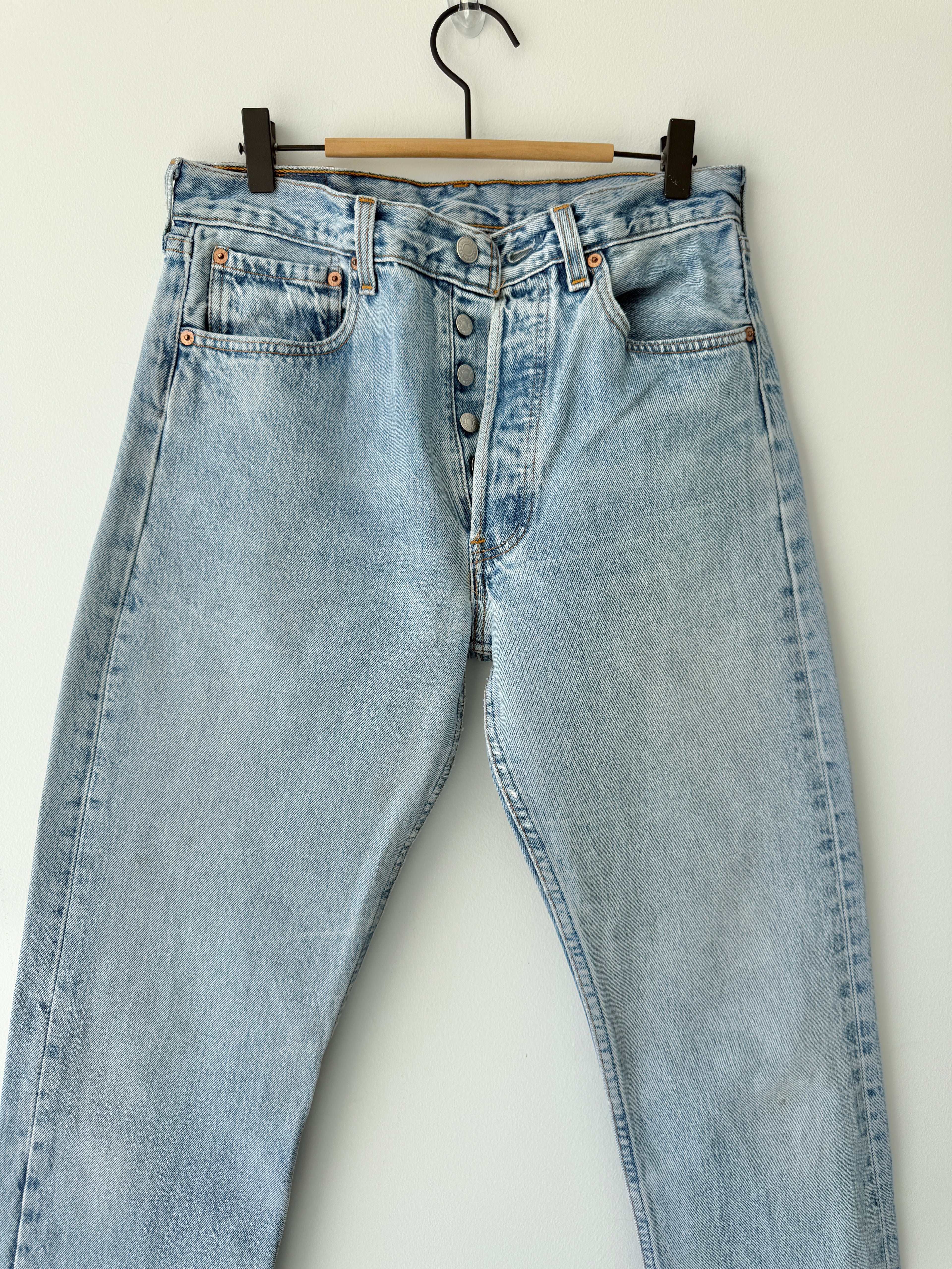 W29 L31 vintage Levis 501 29” measured waist light faded blue USA 90s 501s