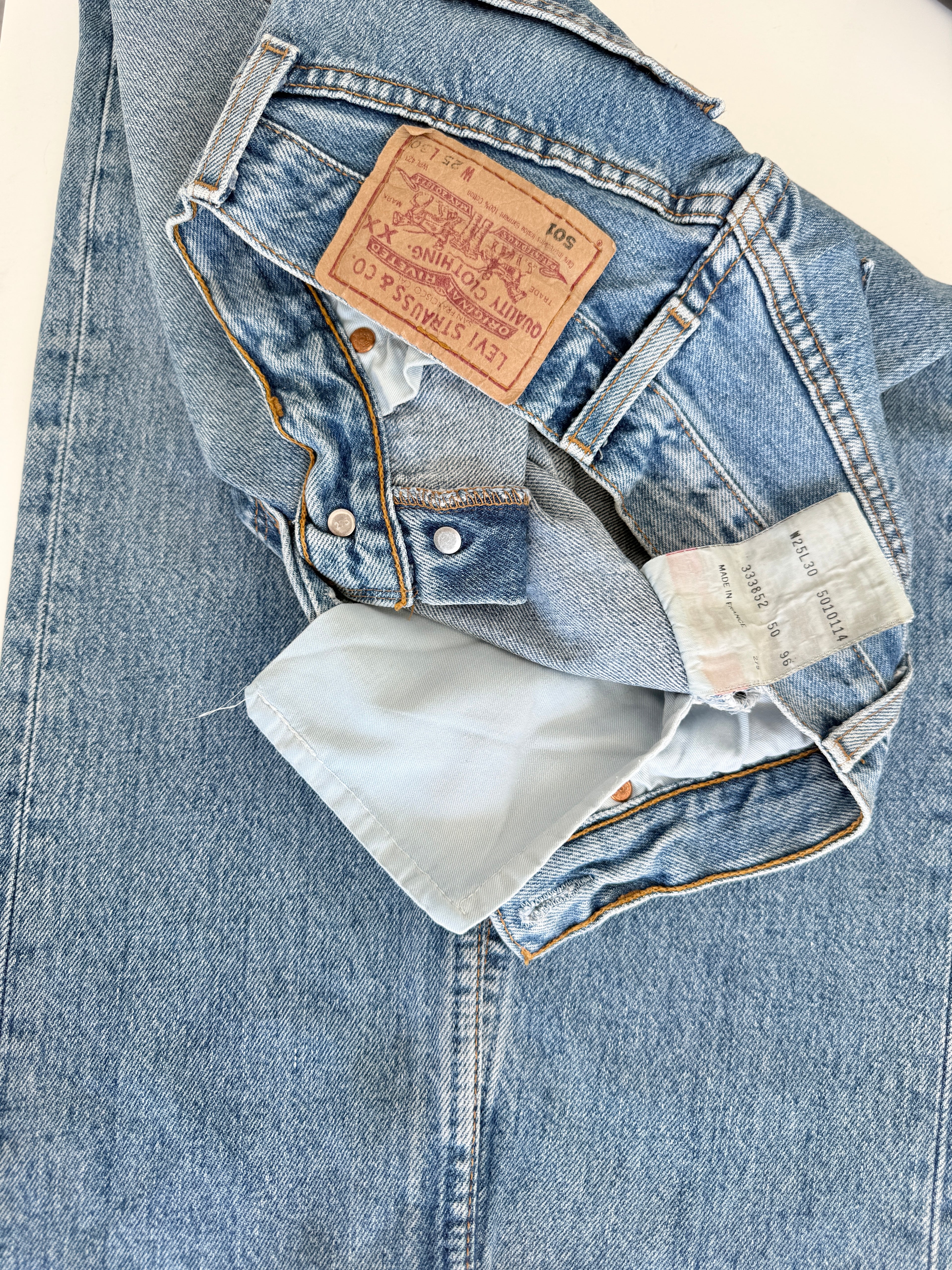 Softer W23 L29 vintage Levis 501 22/23” measured waist medium blue 90s 501s