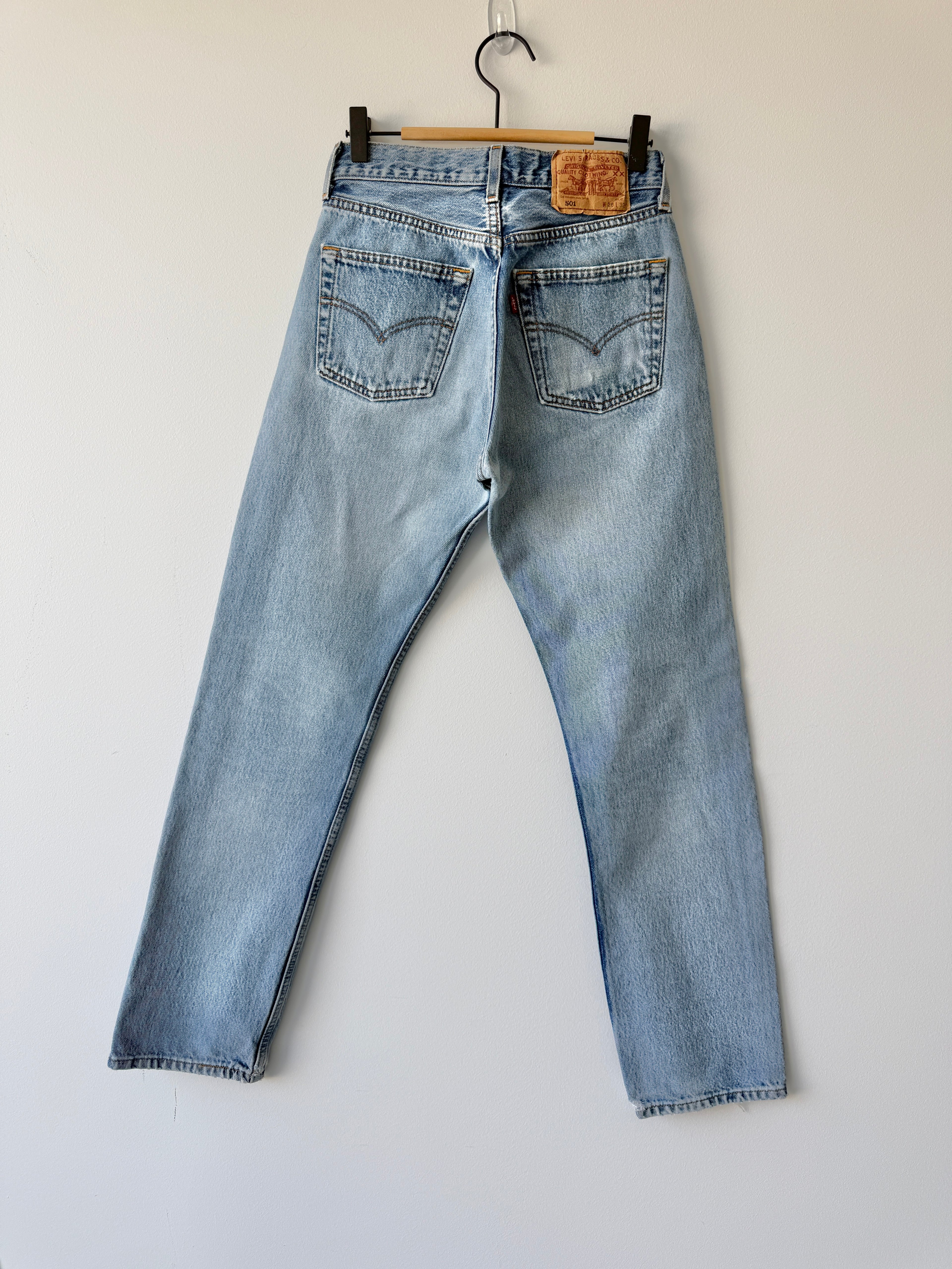 W26 L31 vintage Levis 501 25/26” measured waist medium light blue 501s Y2K wallet mark and cool fades nl