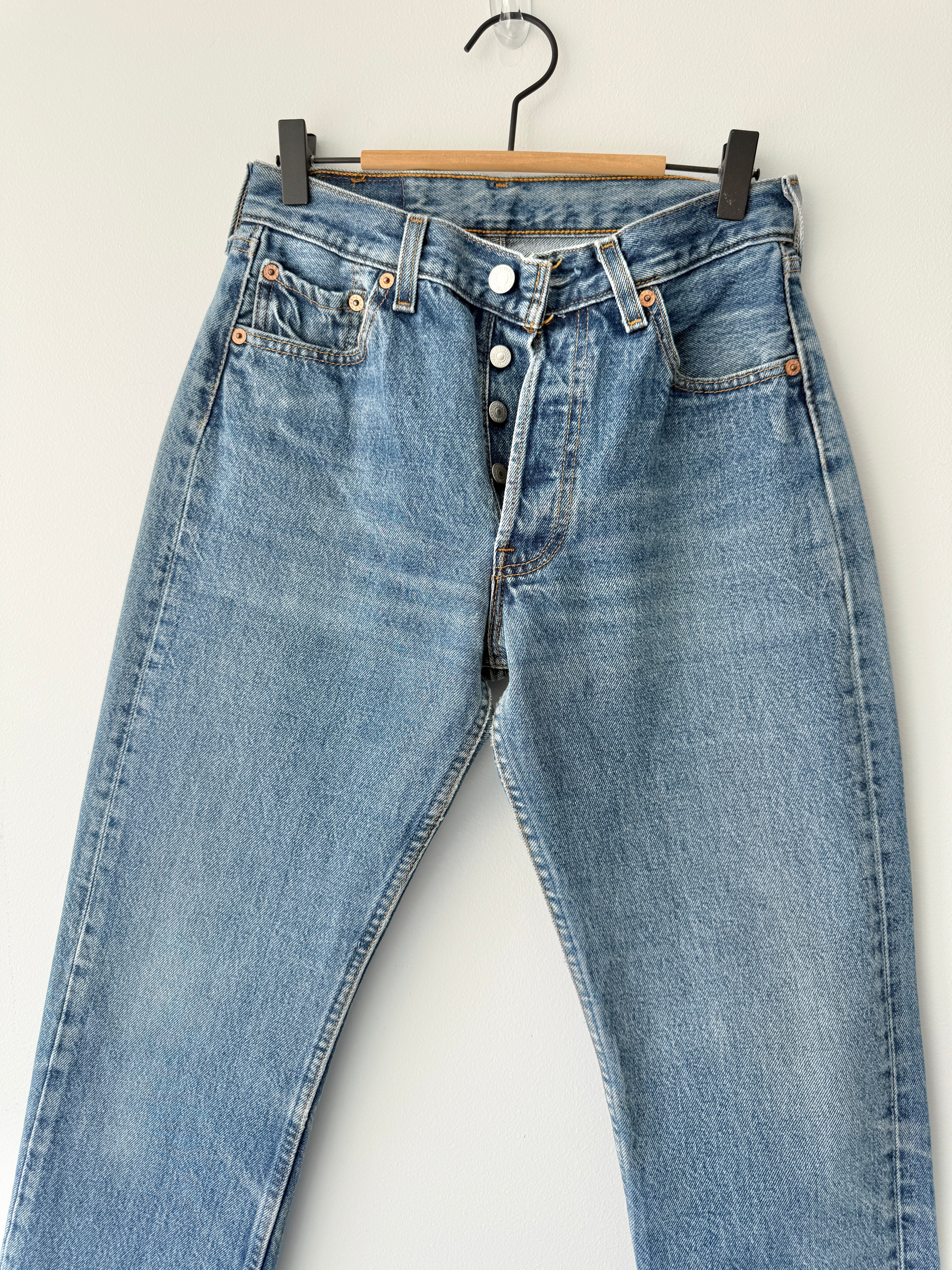 W26 L29 vintage Levis 501s 25/26” medium blue denim Levi’s 501s student fit 90s USA