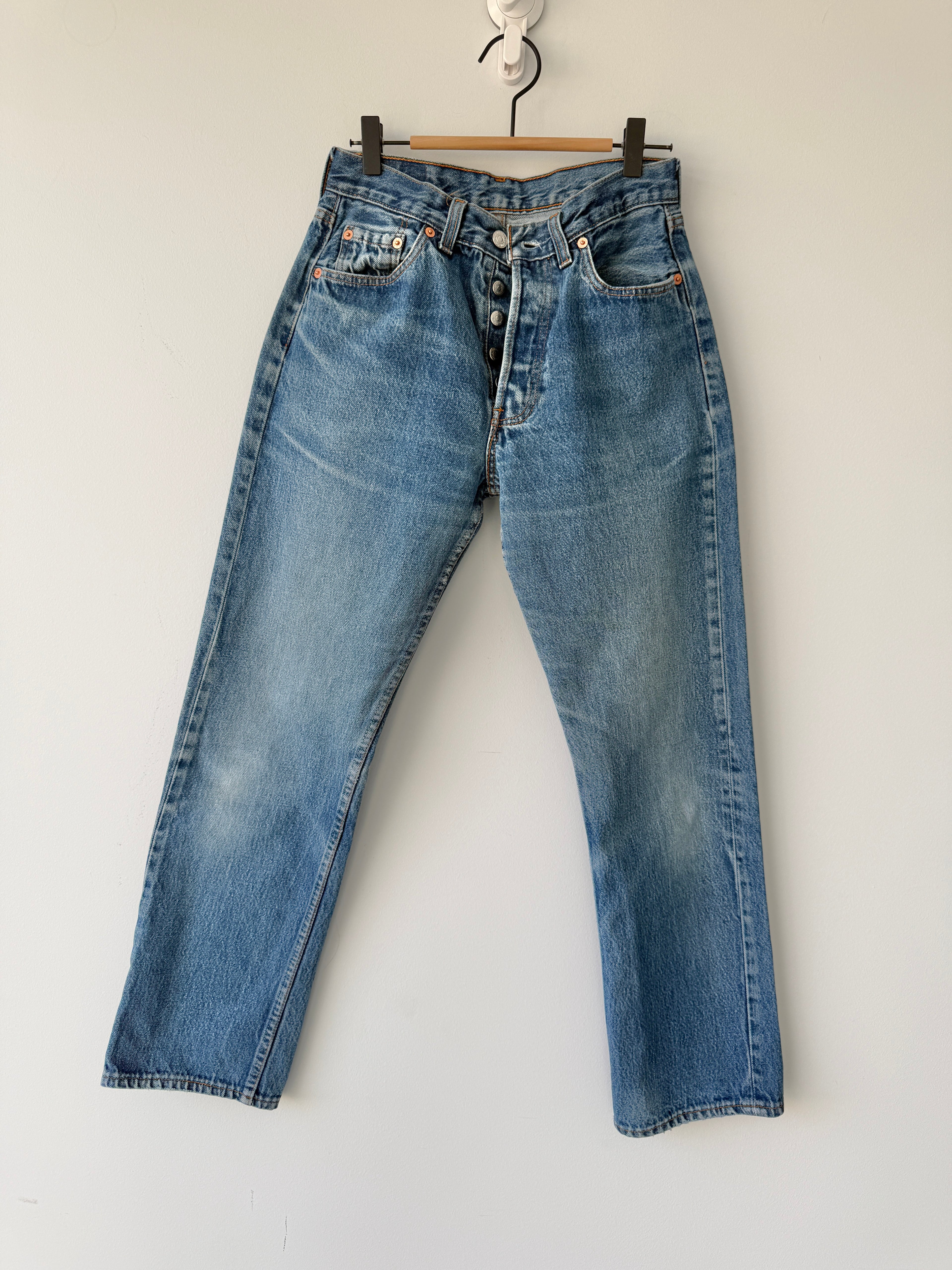 W27 L28 vintage Levis 501 26-27” measured medium faded blue 90s Levi’s 501s