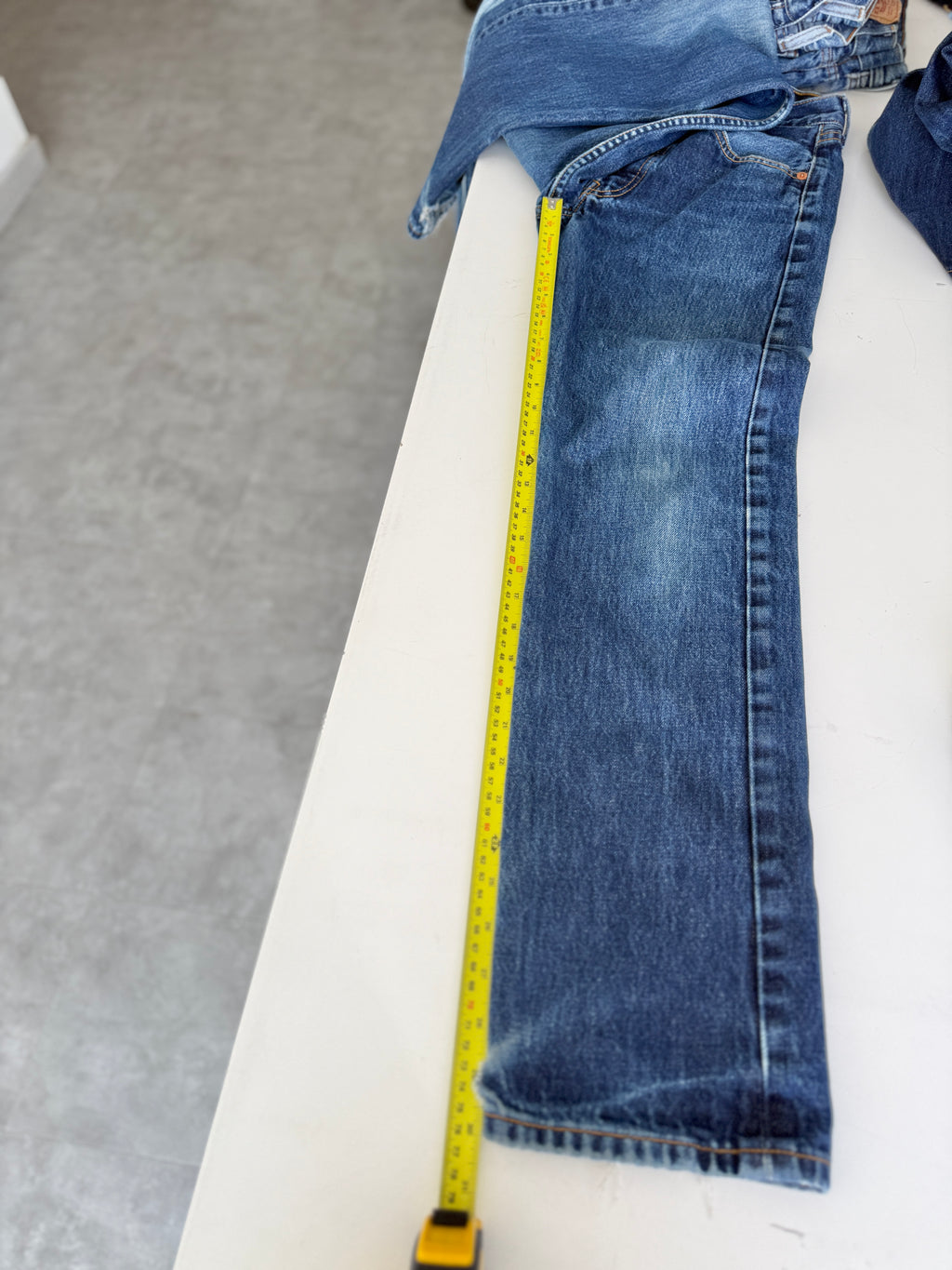 Soft W24 L30 vintage Levis 501s 23-24” measured dark indigo blue Y2K Levi’s 501s