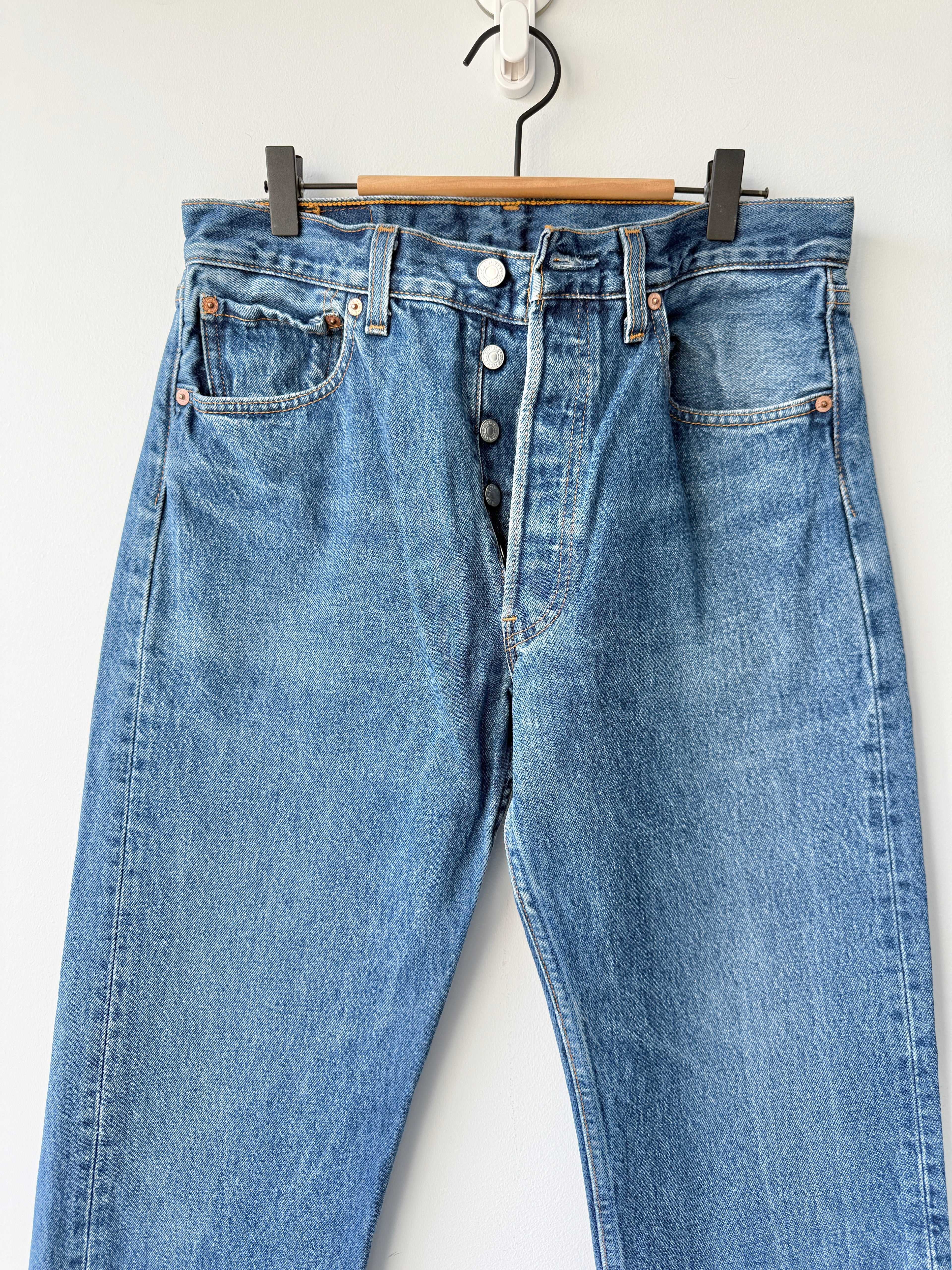 W31 L31 vintage Levis 501 30-31” measured dark blue made in 90s USA