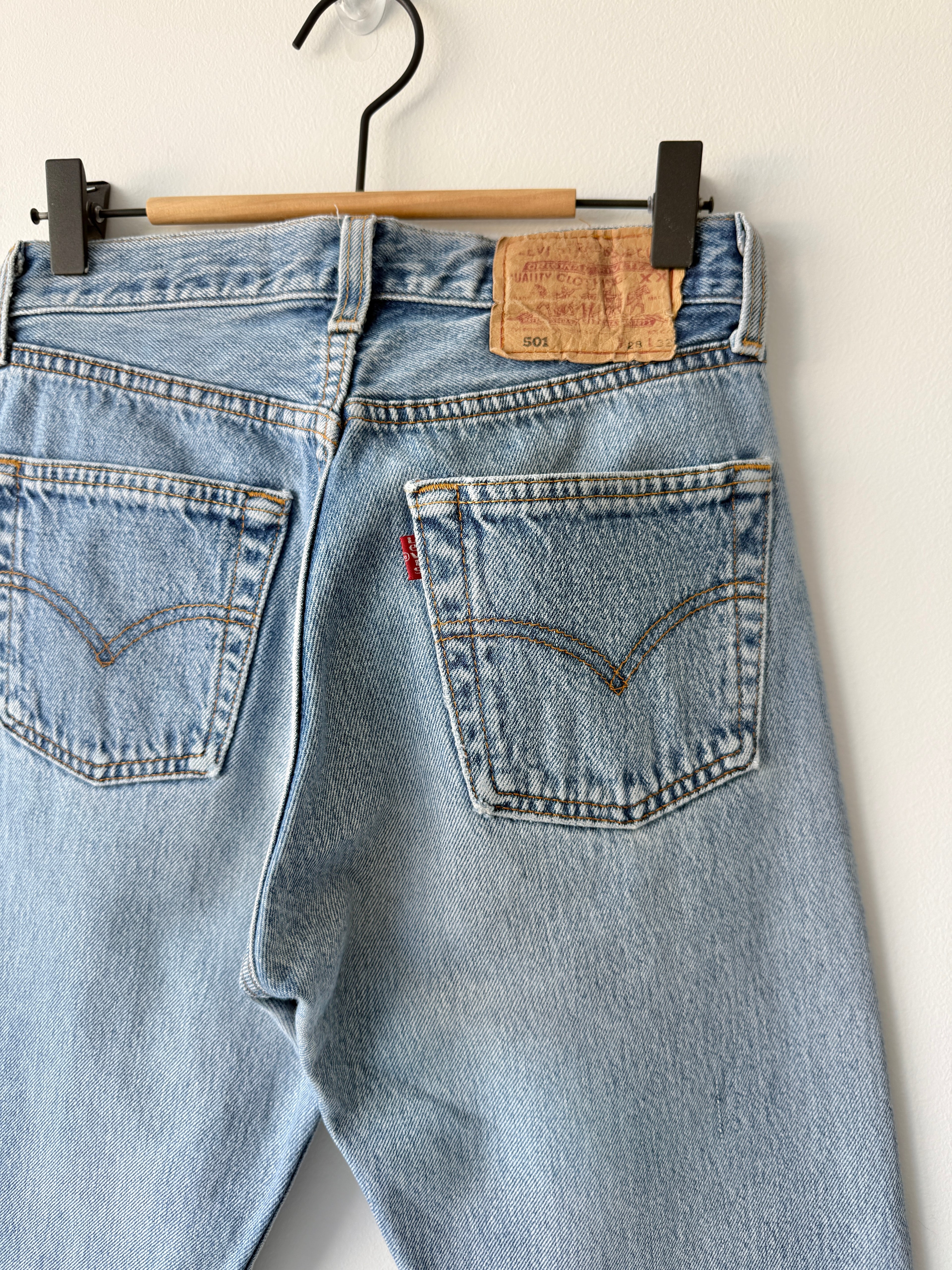 W25 L31 vintage Levis 501 24/25” measured waist medium light blue 501s 90s  USA nl