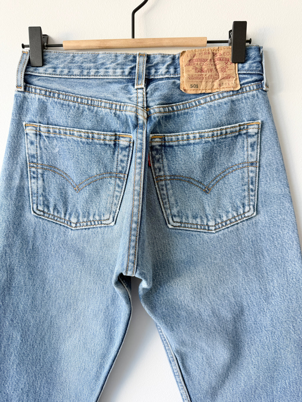 W25 L31 vintage Levis 501 medium blue 24/25” measured waist 501s 90s