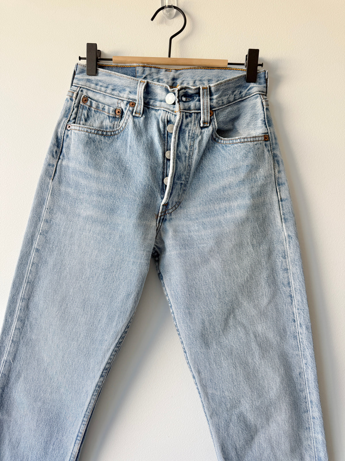 W25 L32 vintage Levis 501 medium light blue 24/25” measured waist 501s USA 90s for women tag
