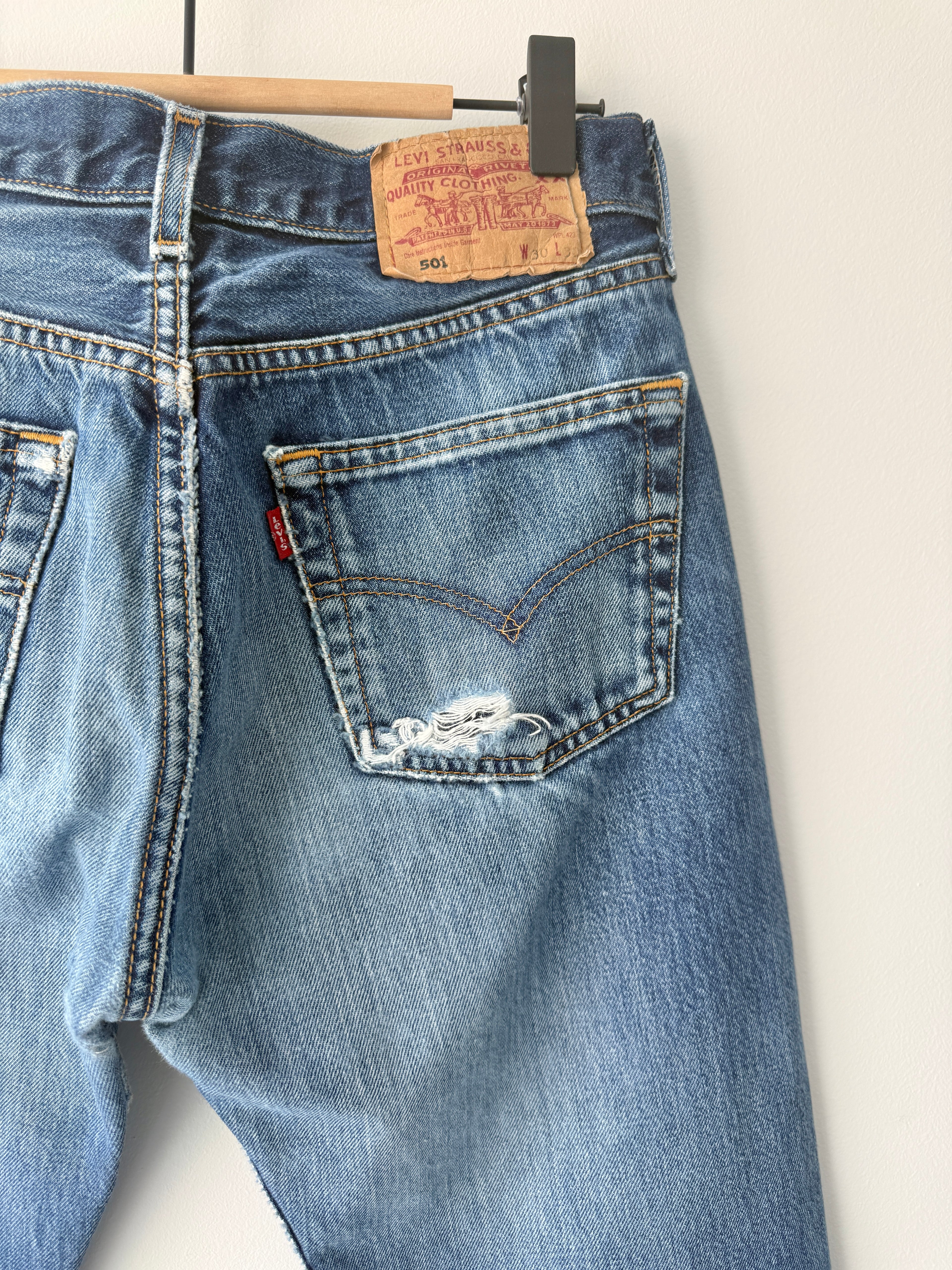 W28 L28 vintage Levis 501 27-28” measured dark blue faded denim Y2K 501s wallet mark