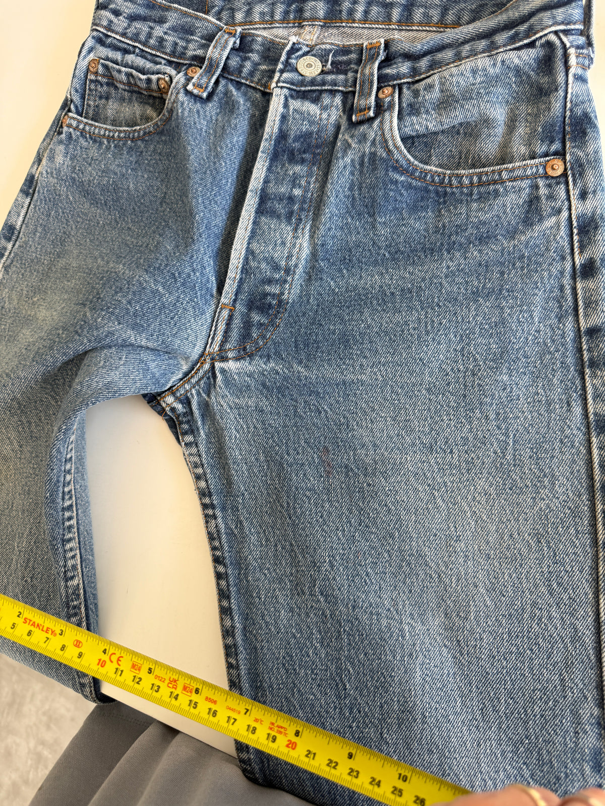 W27 L32 vintage Levis 501s 26/27” measured light blue faded 80s USA 501s