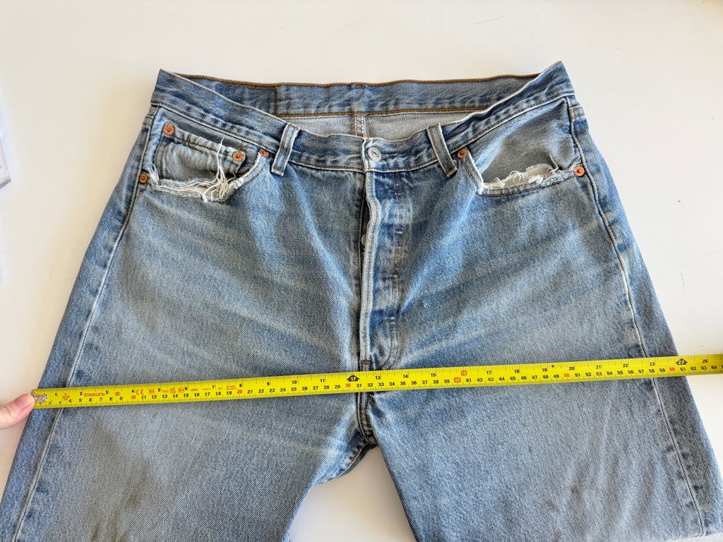 W33 L28 vintage Levis 501 32-33” measured medium faded blue denim Y2K wallet mark well worn in denim