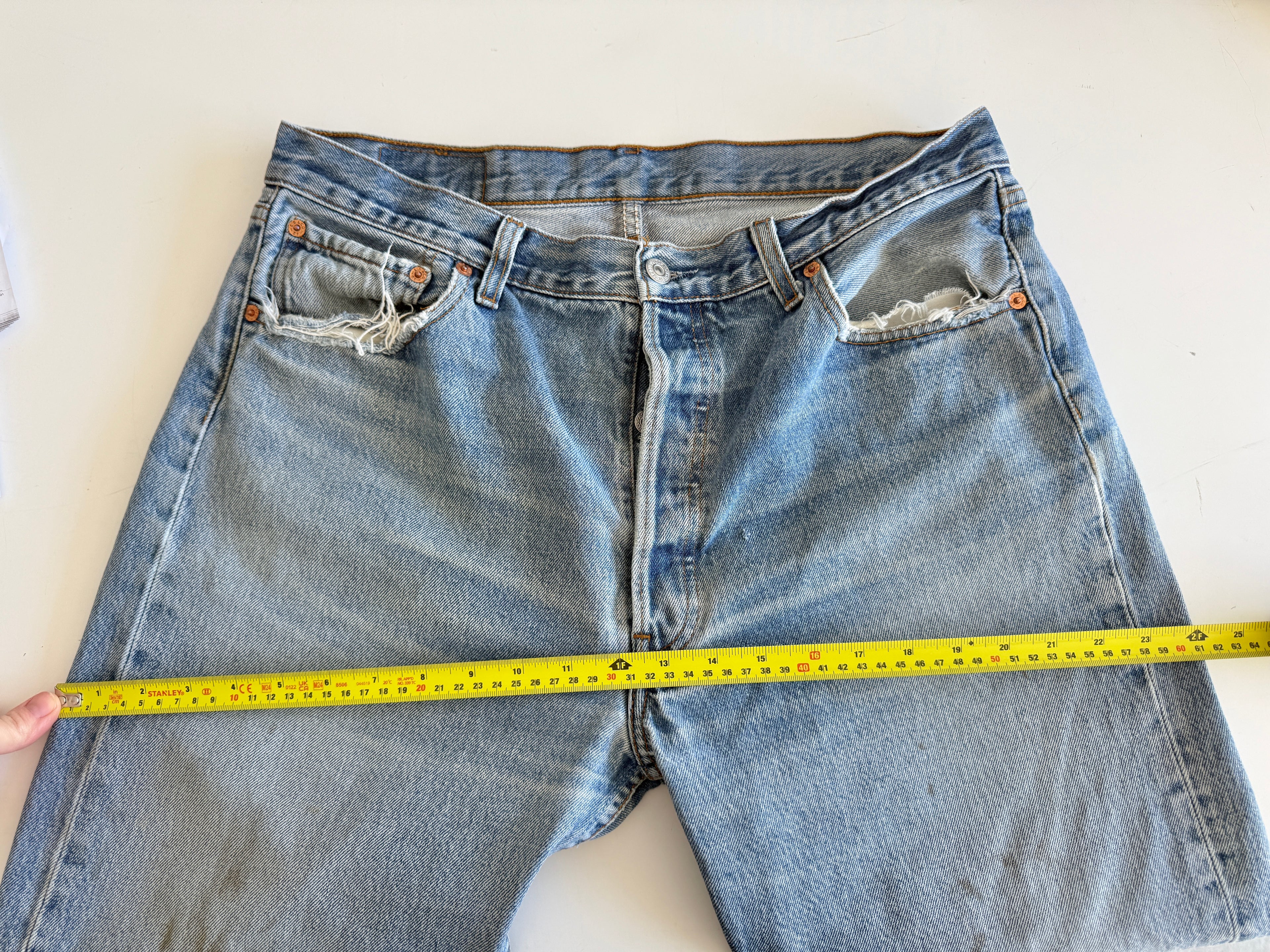 W33 L28 vintage Levis 501 32-33” measured medium faded blue denim Y2K wallet mark well worn in denim