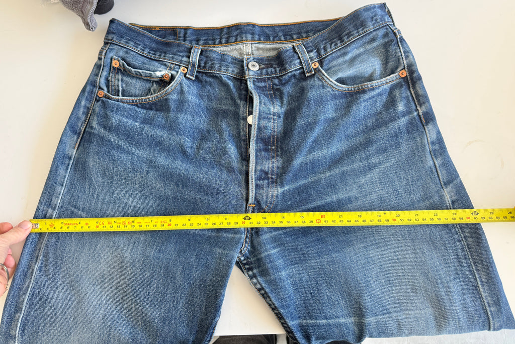 W33 L33 vintage Levis 501 dark blue 33” measured waist Y2K levis 501s