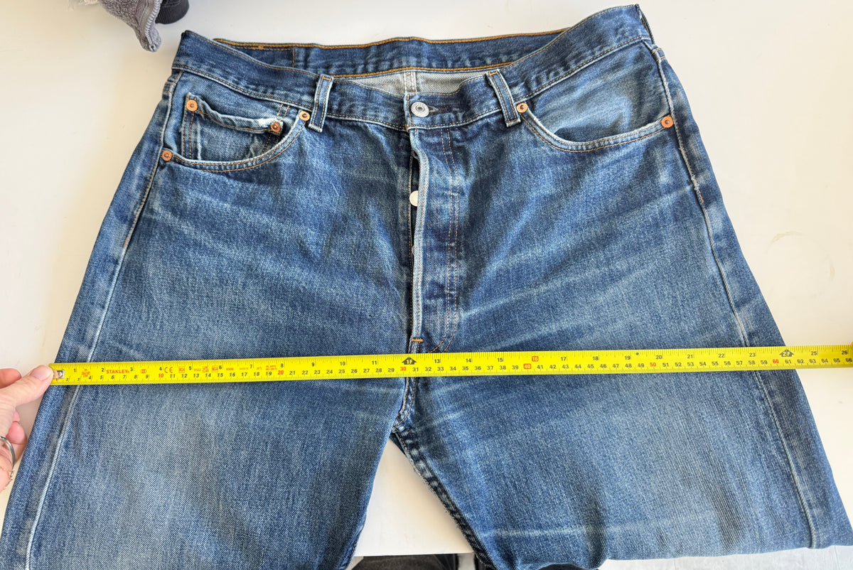 W33 L33 vintage Levis 501 dark blue 33” measured waist Y2K levis 501s
