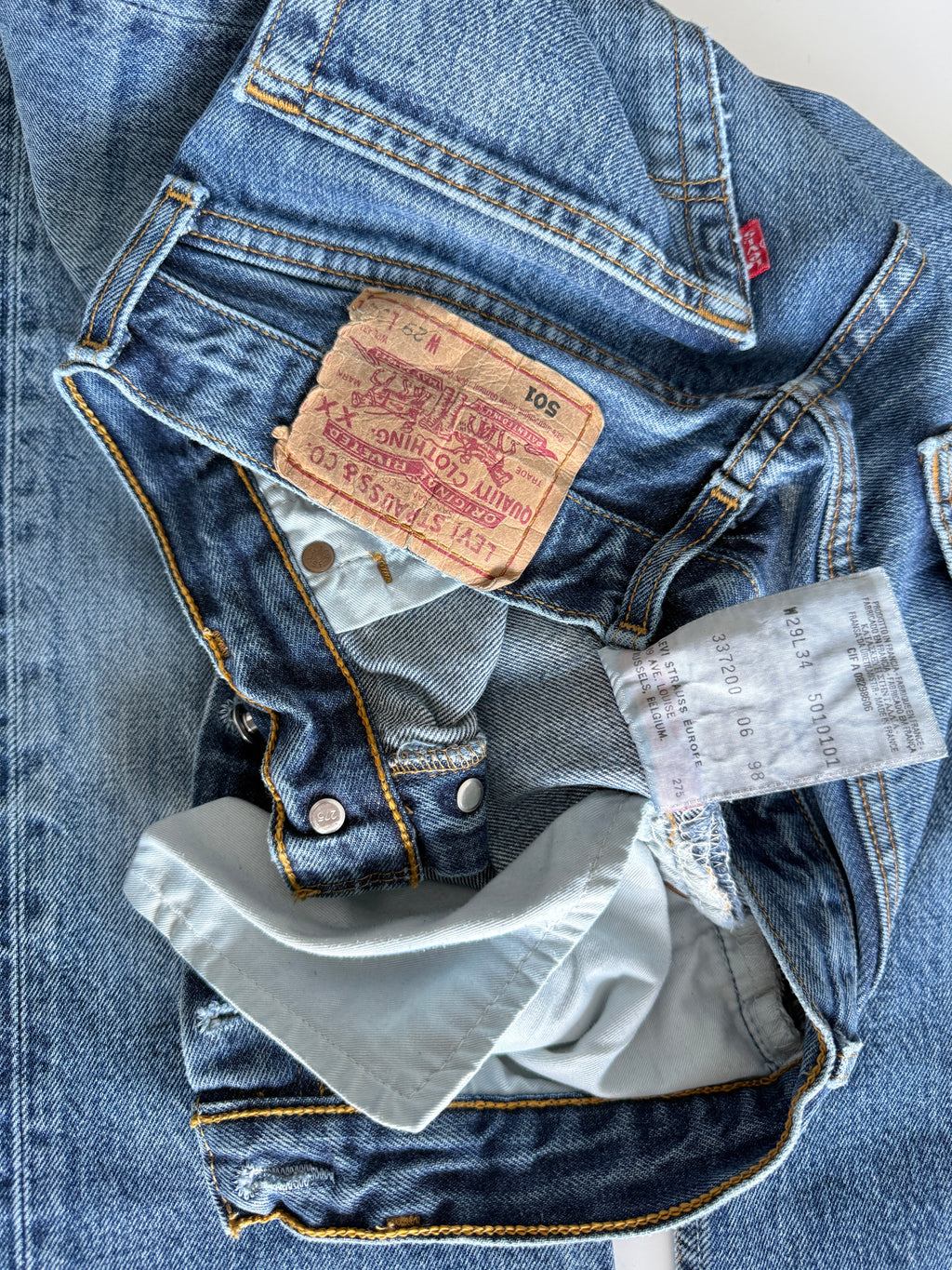 W27 L33 vintage Levis 501 27” measured medium blue denim 90s 501s