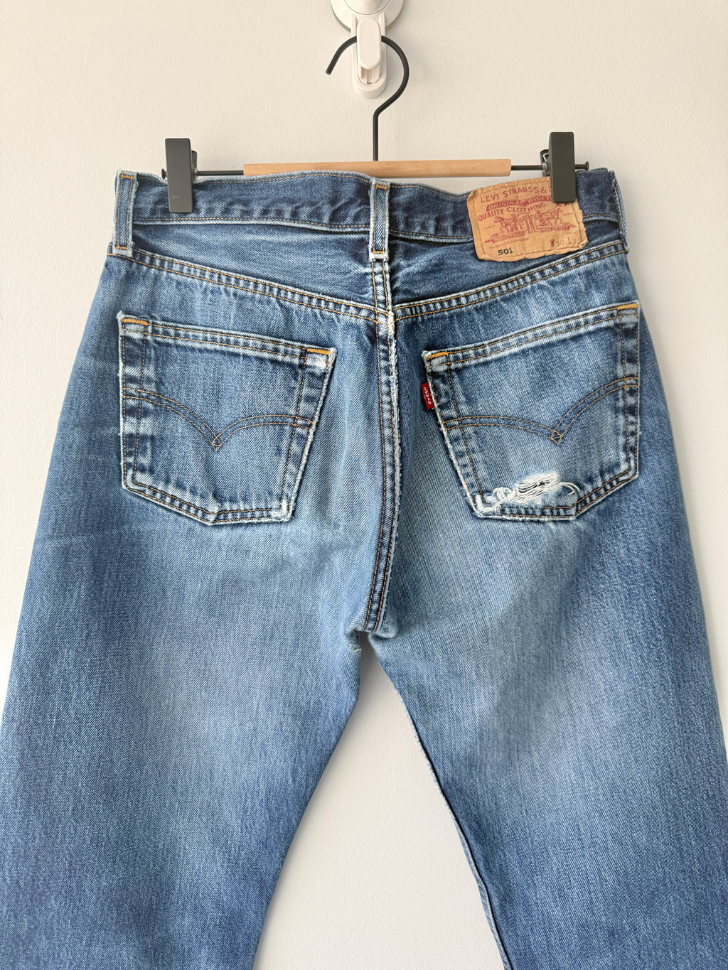 W28 L28 vintage Levis 501 27-28” measured dark blue faded denim Y2K 501s wallet mark