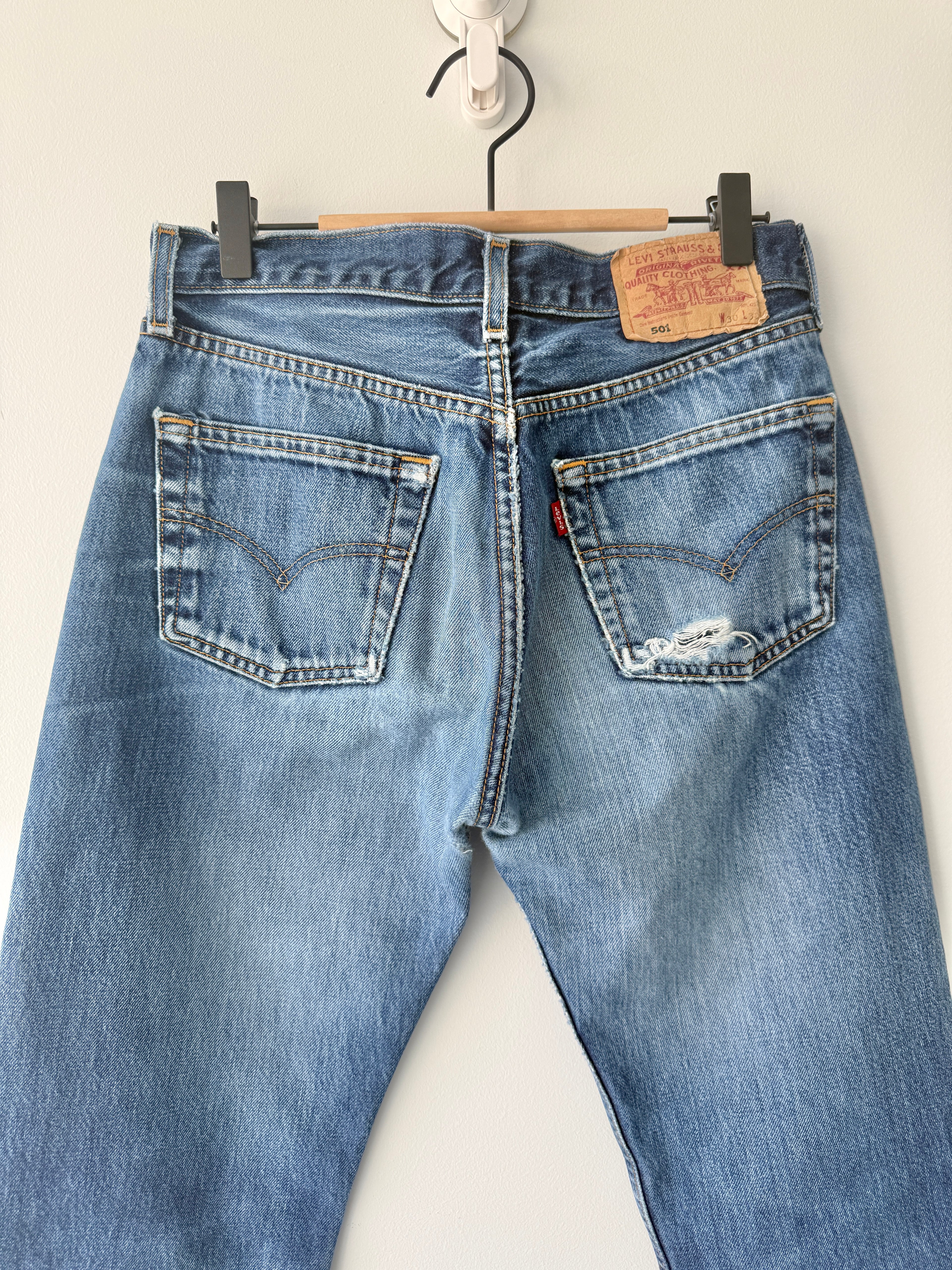 W28 L28 vintage Levis 501 27-28” measured dark blue faded denim Y2K 501s wallet mark