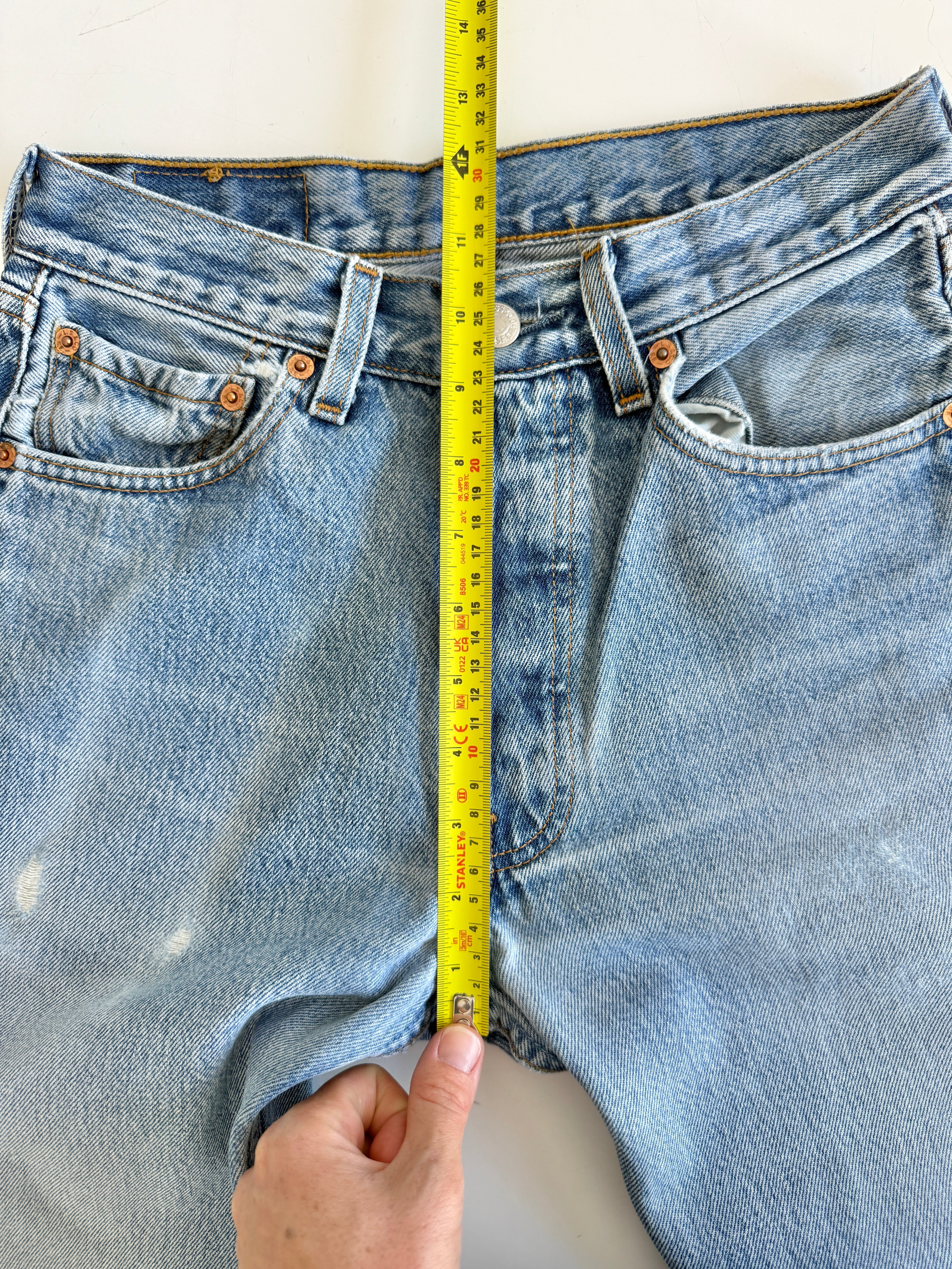 W26 L31 vintage Levis 501 25/26” measured waist medium light blue 501s Y2K wallet mark and cool fades nl
