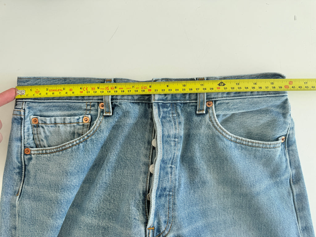 W31 L29 vintage Levis 501 30/31” measured waist medium faded blue wallet mark Y2K 501s