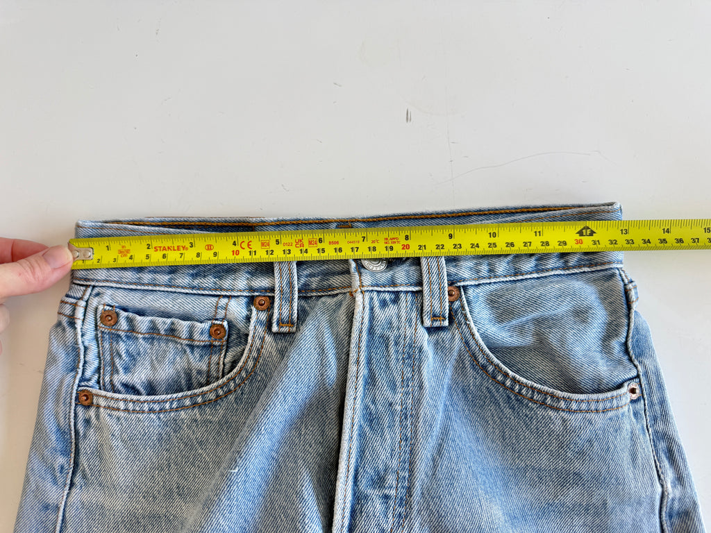 W25 L32 vintage Levis 501 medium light blue 24/25” measured waist 501s USA 90s for women tag