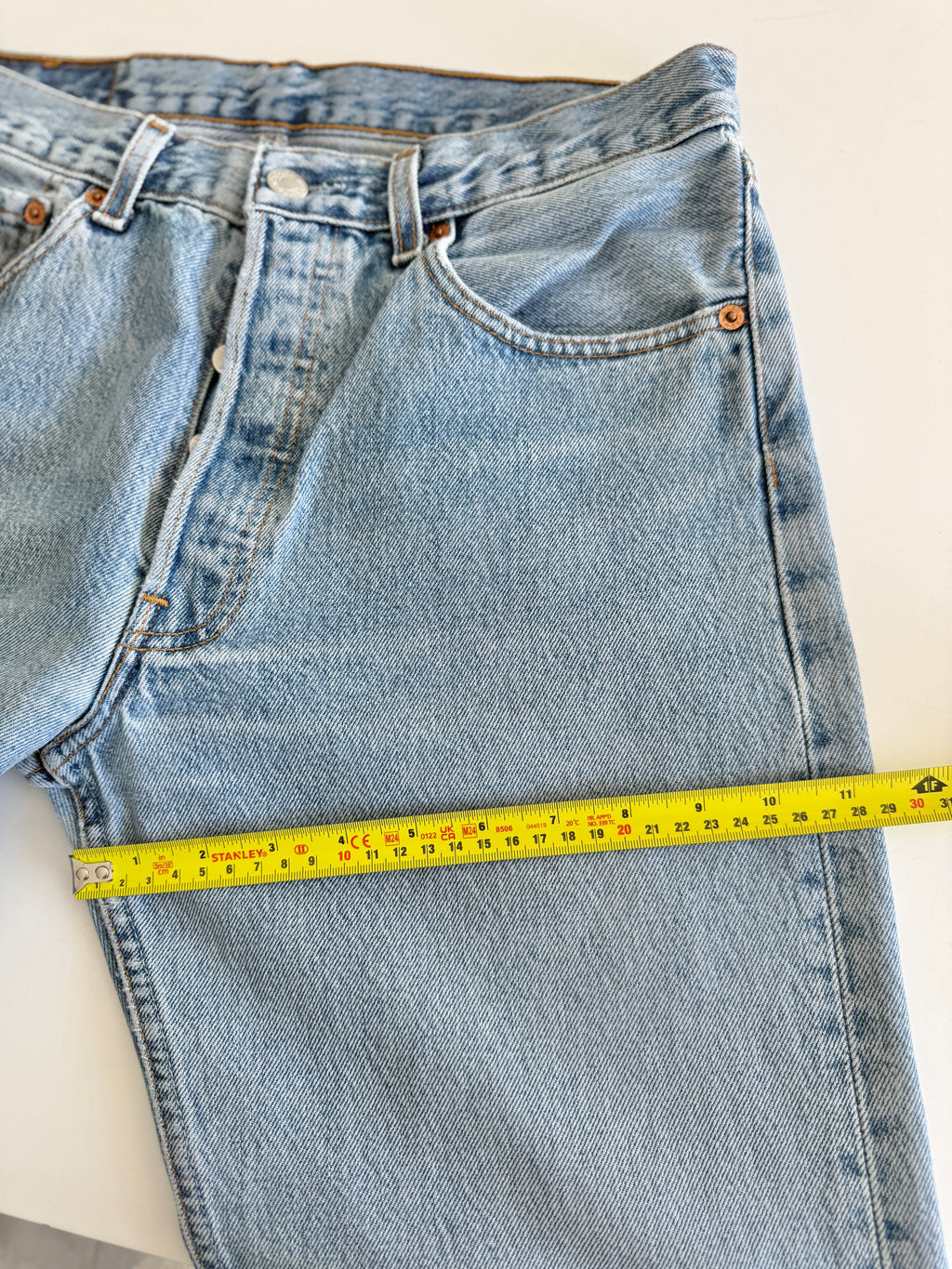 W29 L31 vintage Levis 501 27-28” light medium blue Y2K Levi’s 501s