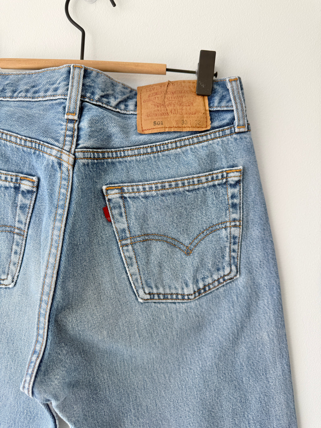 W28 L31 vintage Levis 501 27/28” measured waist medium blue 90s USA  501s