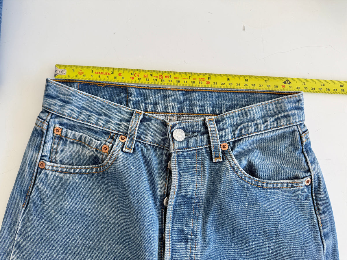W25 L29 vintage Levis 501s 25” measured medium blue fade 501s 90s