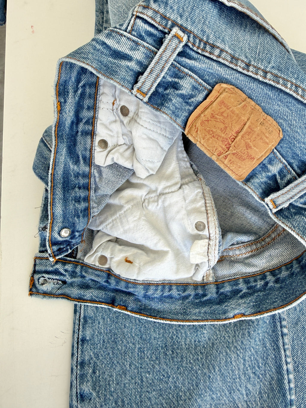 W27 L30 vintage Levis 701s 26/27” measured waist medium faded blue USA 80s 701s