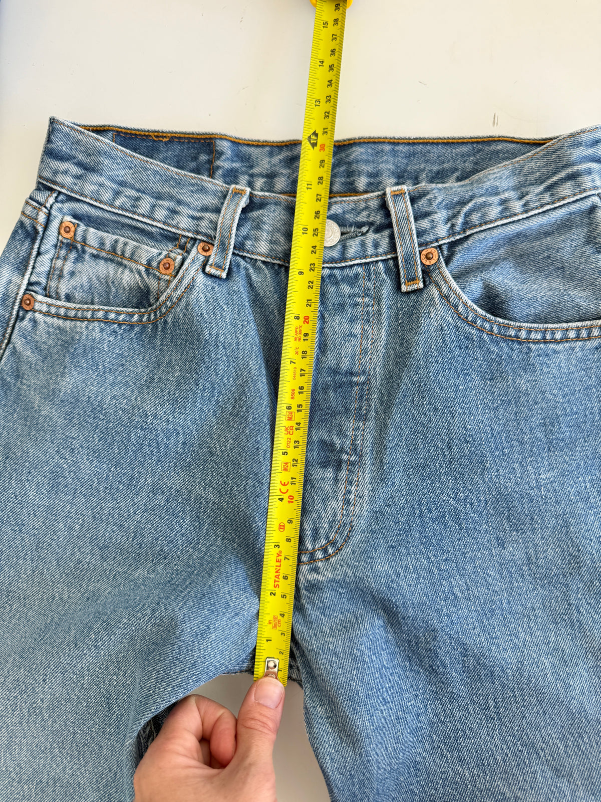 W25 L29 vintage Levis 501s 25” measured medium blue fade 501s 90s