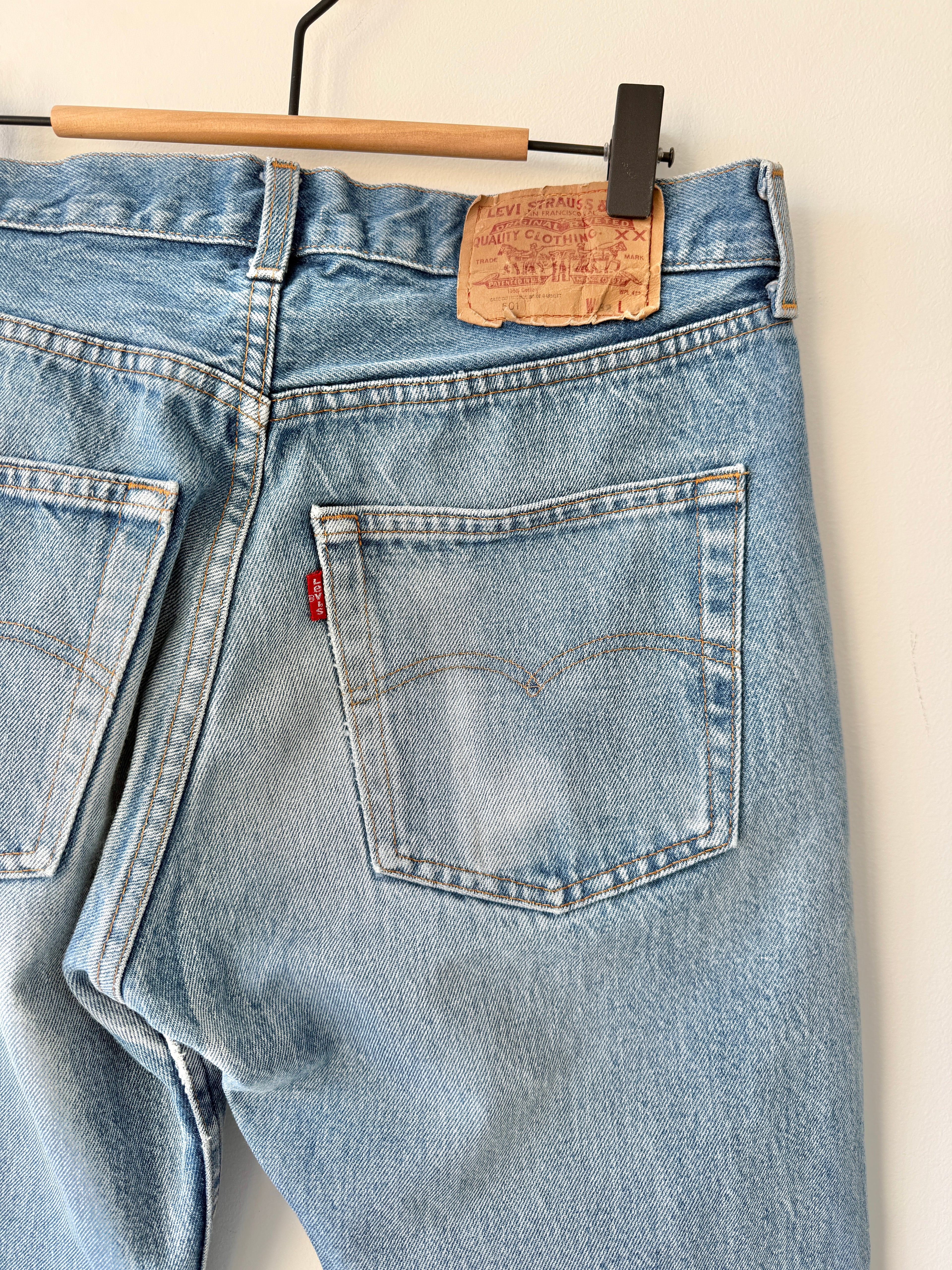 W29 L31 vintage Levis 501 28-29” measured medium faded blue made in 80s