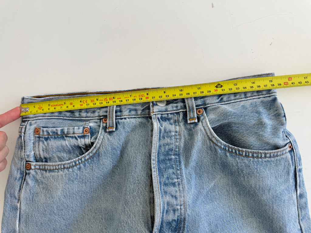 W29 L31 vintage Levis 501 29” measured waist light faded blue USA 90s 501s