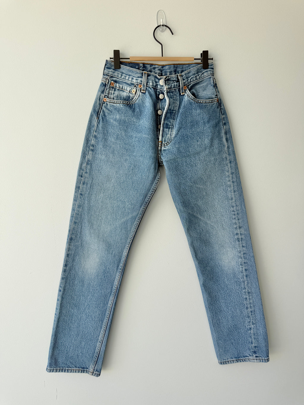 W25 L29 vintage Levis 501s 25” measured medium blue fade 501s 90s