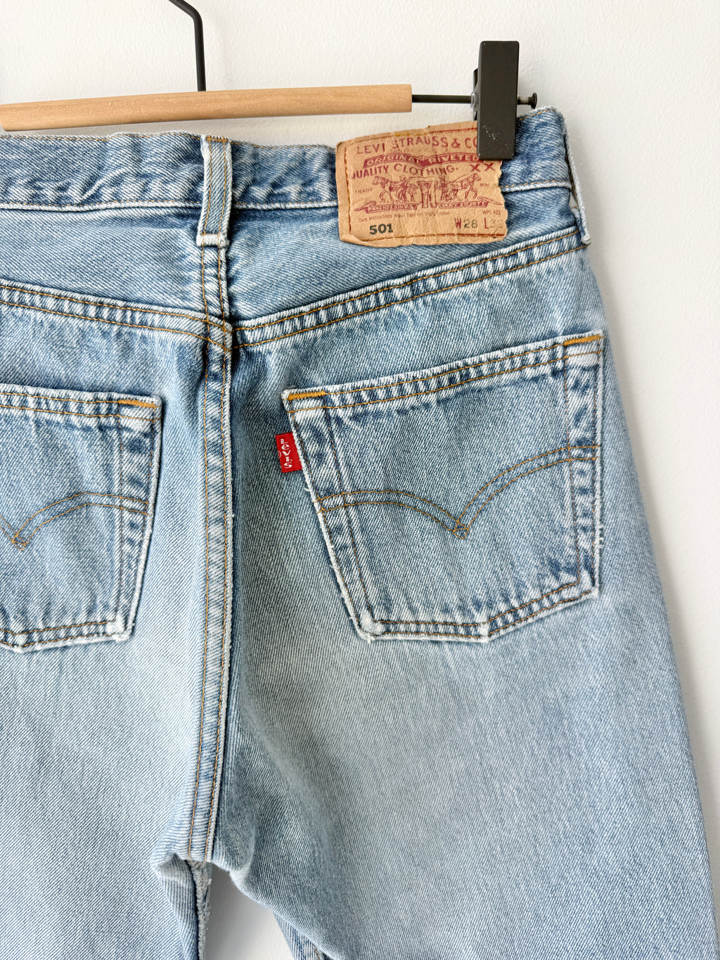 W26 L30 vintage Levis 501 25/26” measured waist medium light blue 501s 90s nl