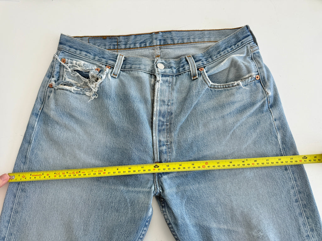 Soft W34 L30 vintage Levis 501 32-34” measured light medium blue faded denim Y2K 501s