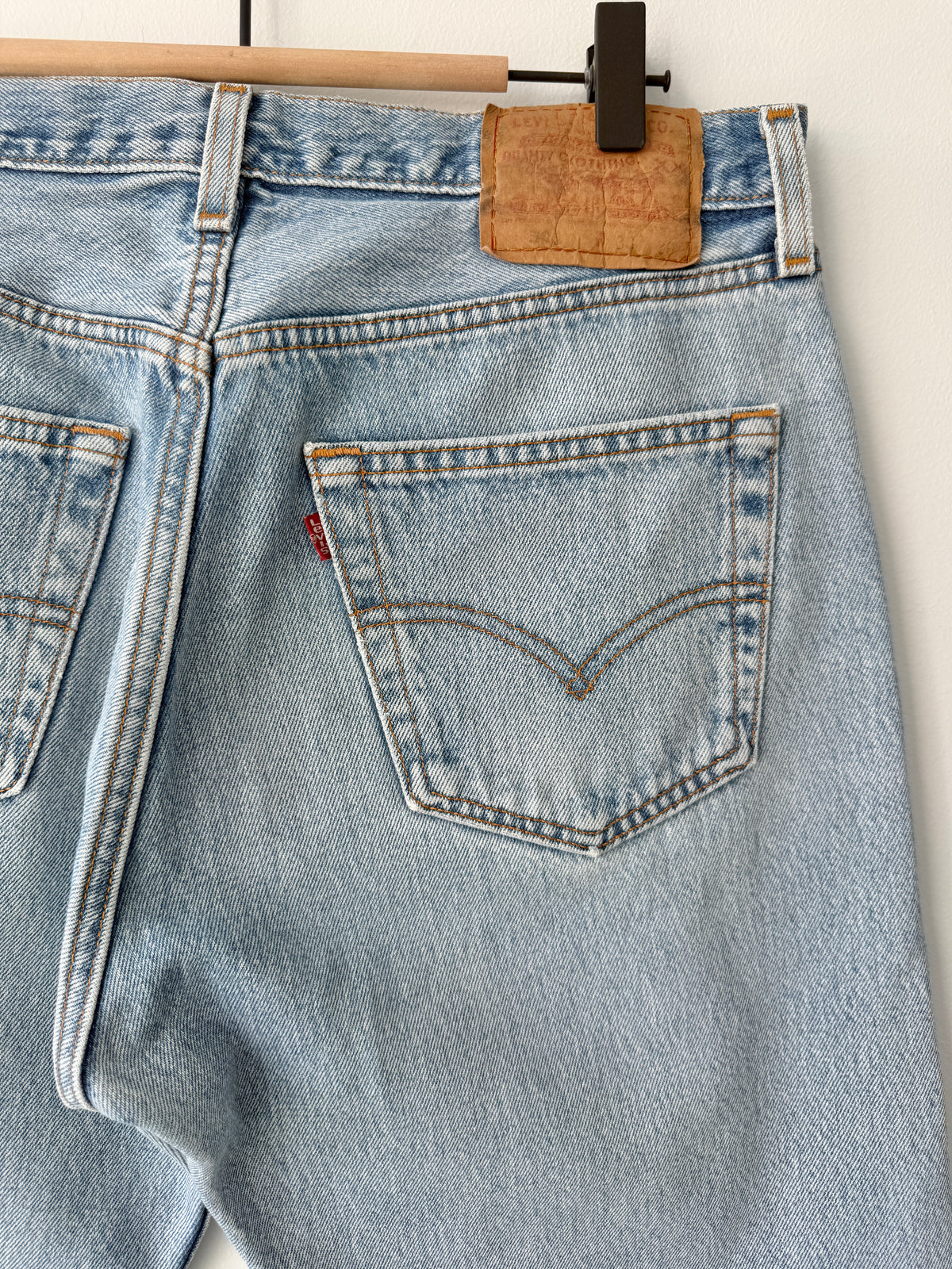 W31 L28 vintage Levis 501 light blue 30/31” measured waist 501s 90s USA