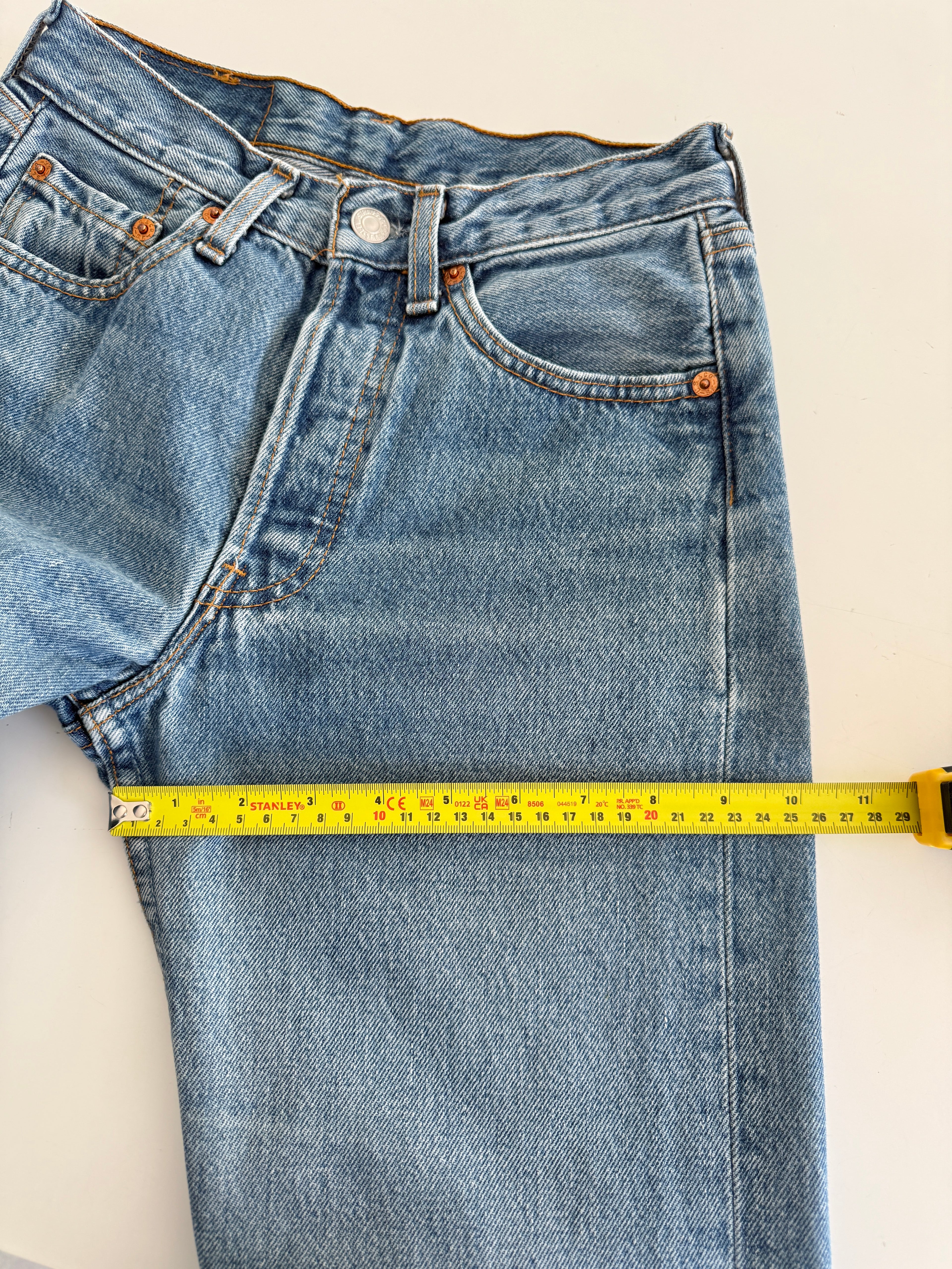W24 L30 vintage Levis 501 23-24” medium blue 90s Levi’s 501s