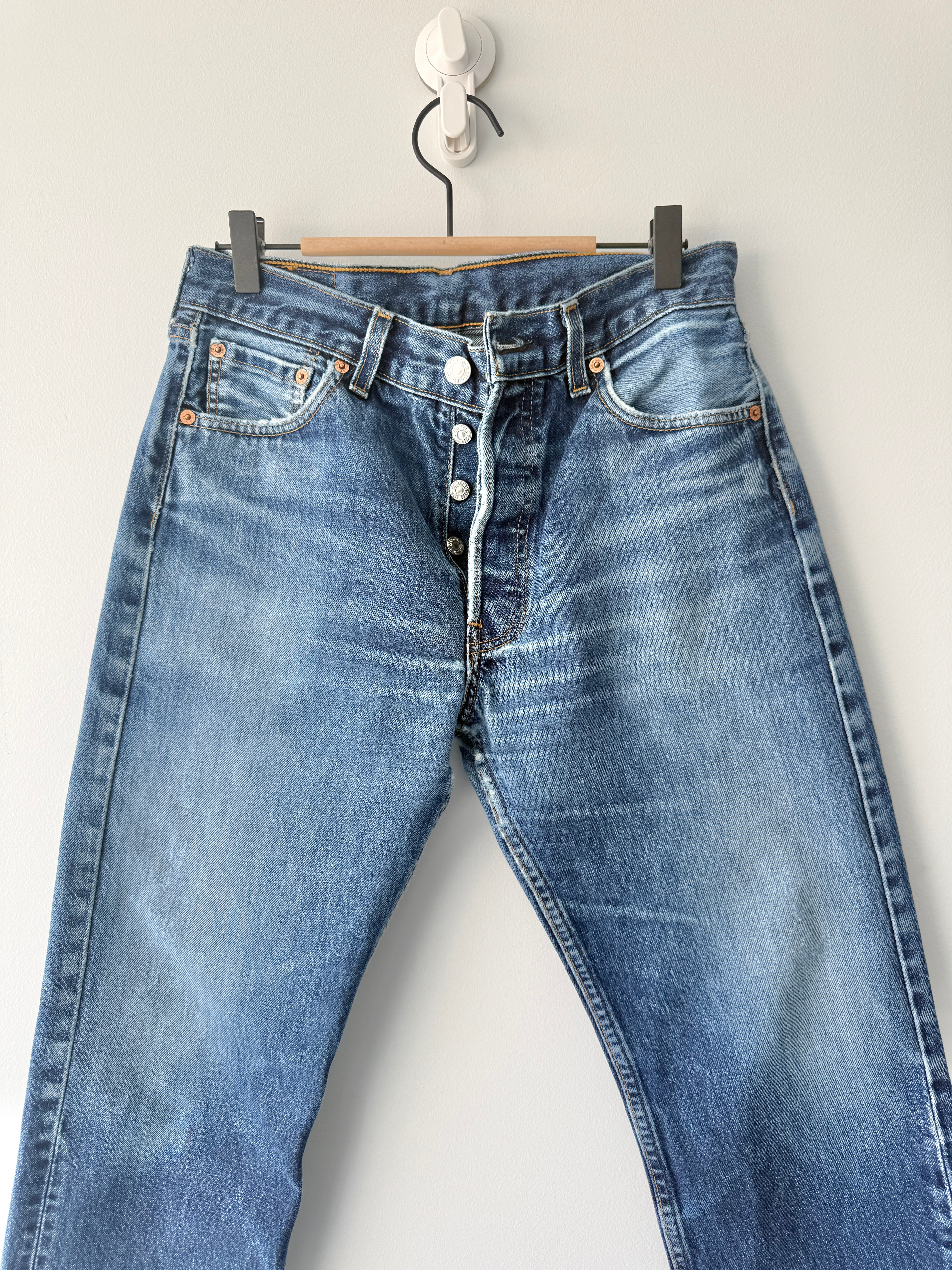 W28 L28 vintage Levis 501 27-28” measured dark blue faded denim Y2K 501s wallet mark