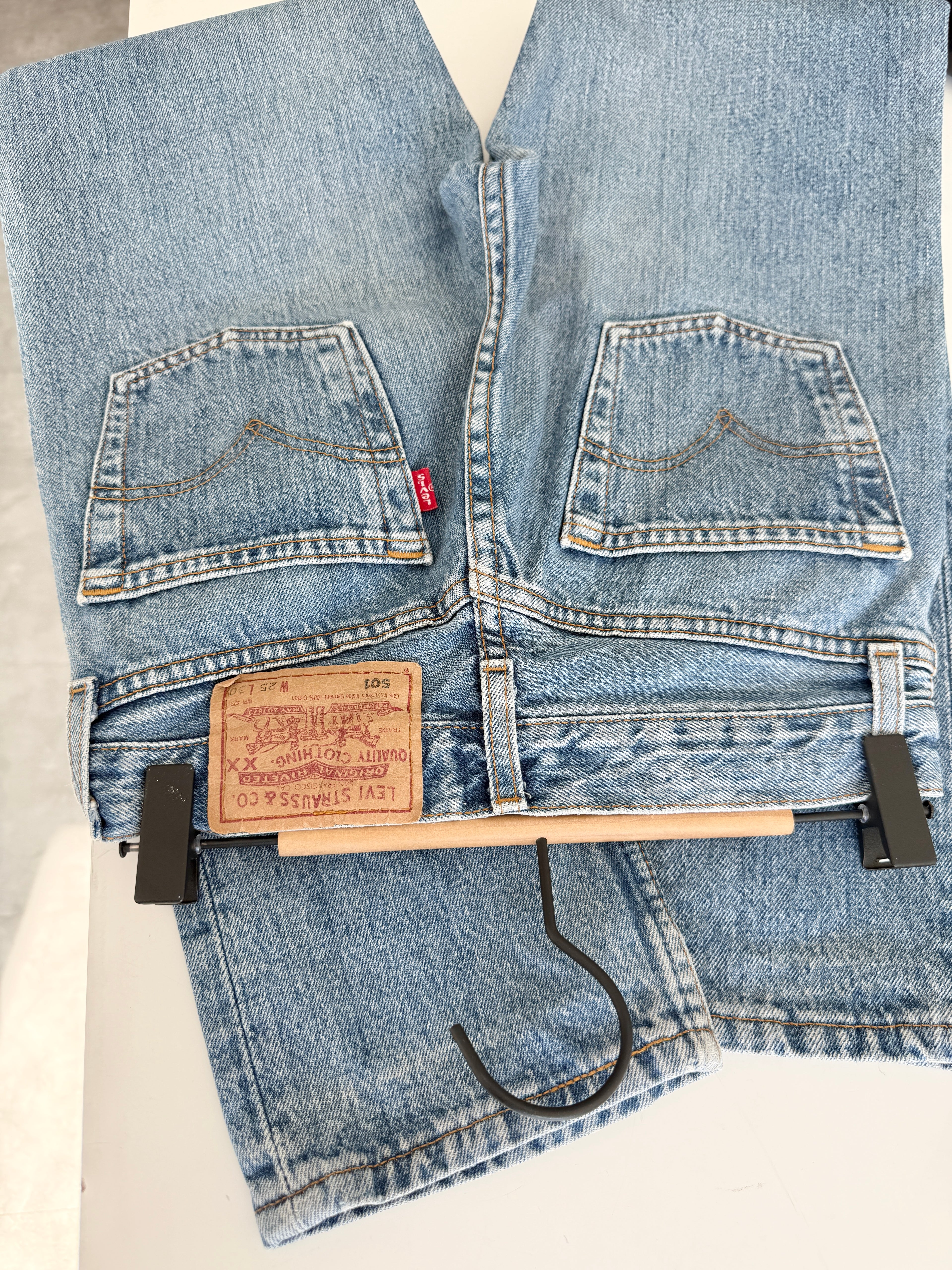 Softer W23 L29 vintage Levis 501 22/23” measured waist medium blue 90s 501s