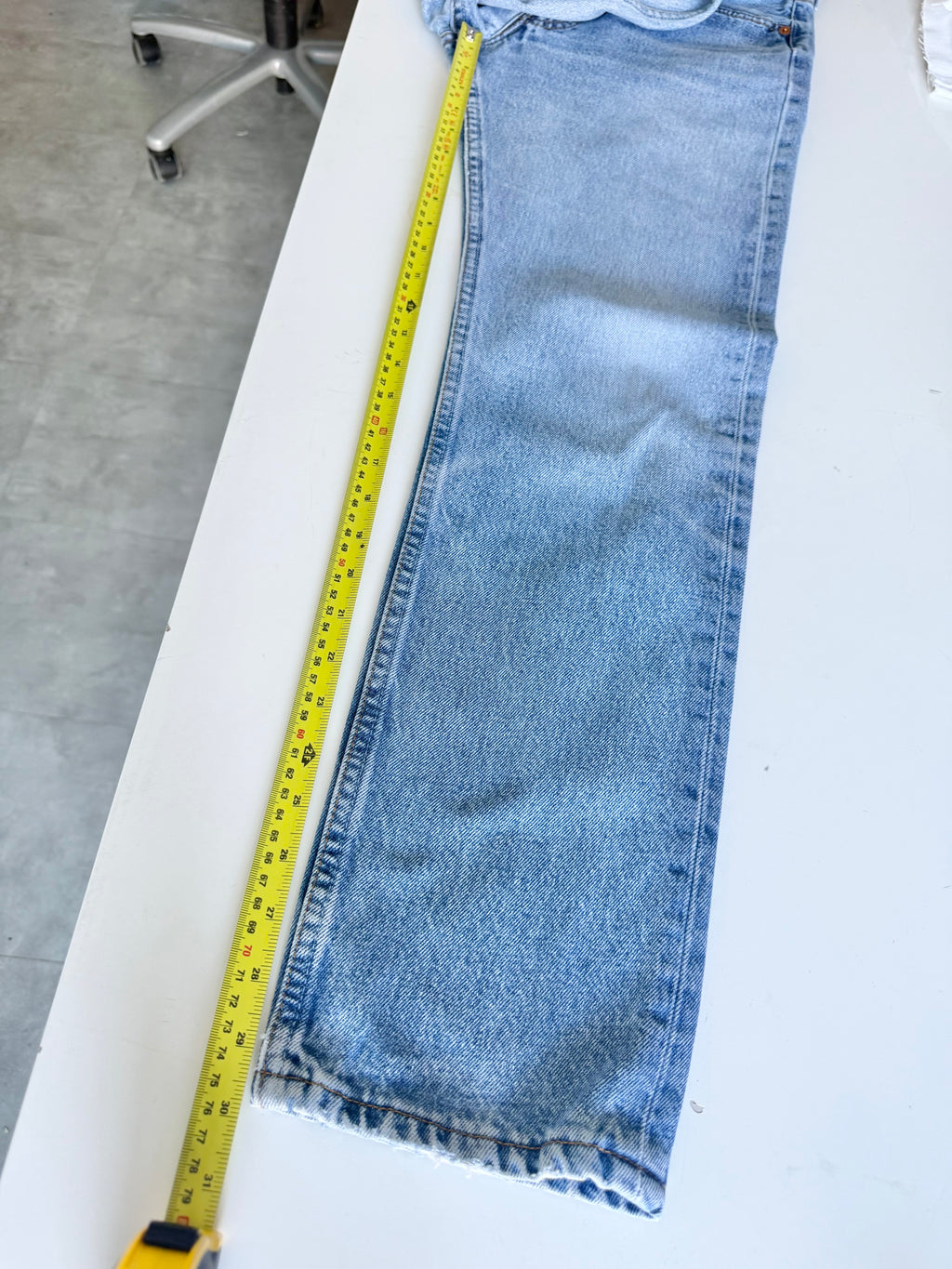 W26 L30 vintage Levis 501 light medium blue 25/26” measured waist 90s levis 501s