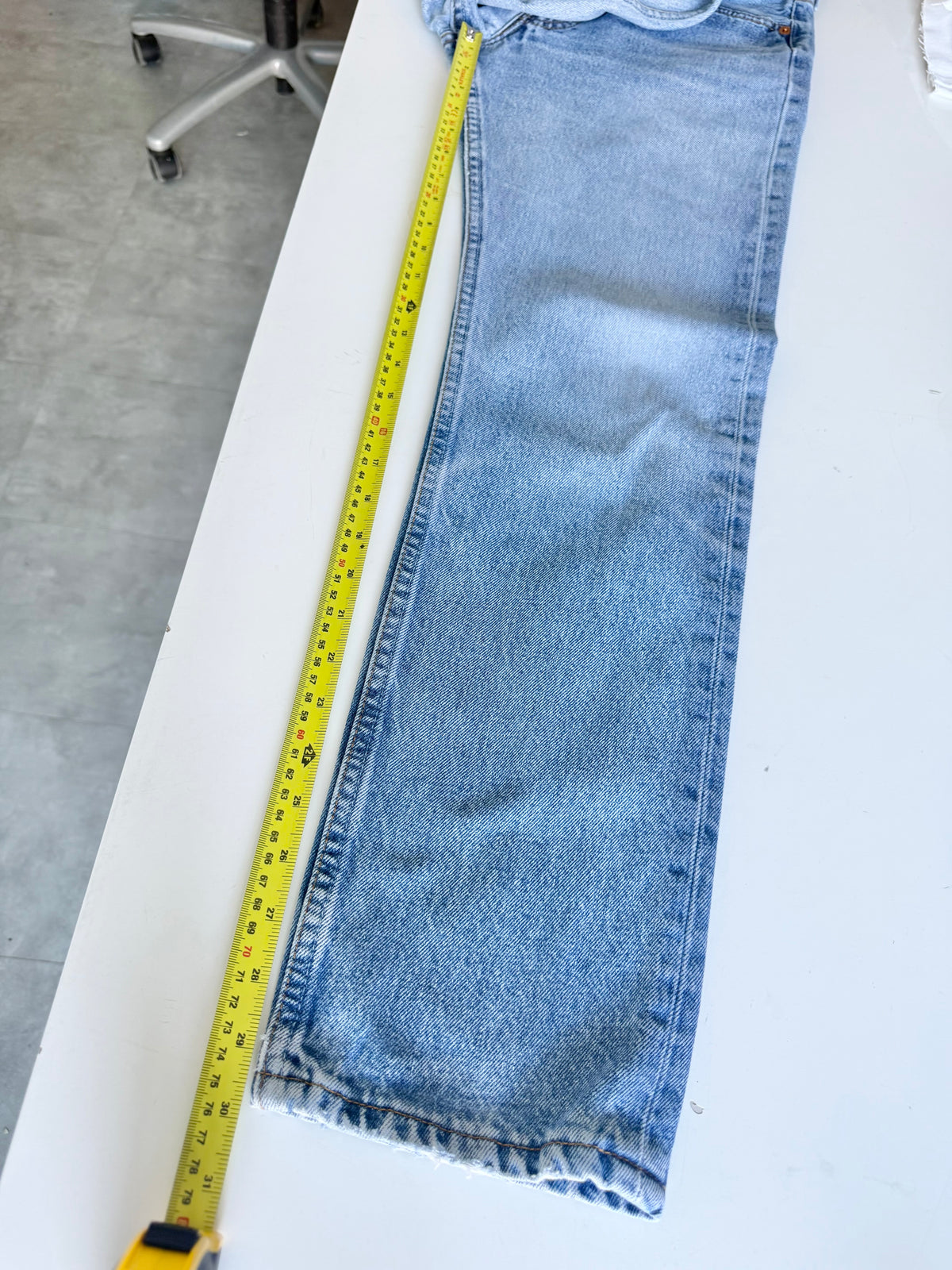 W26 L30 vintage Levis 501 light medium blue 25/26” measured waist 90s levis 501s