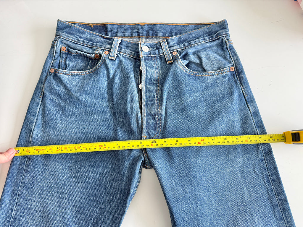 W31 L31 vintage Levis 501 30-31” measured dark blue made in 90s USA