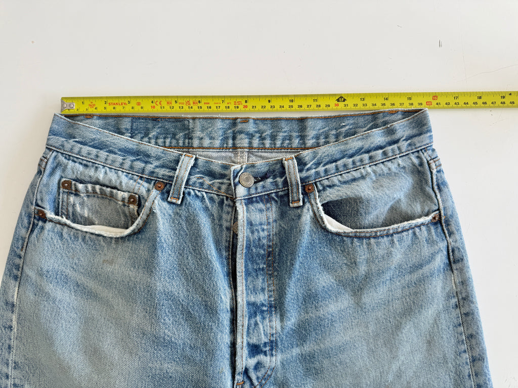 W32 L33 vintage Levis 501 31/32” measured medium faded blue denim 80s Levi’s 501s USA