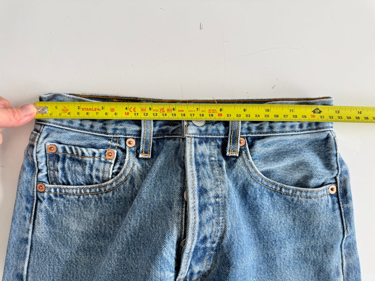 W25 L29 vintage Levis 501s 24/25” measured medium blue fade denim 90s 501s