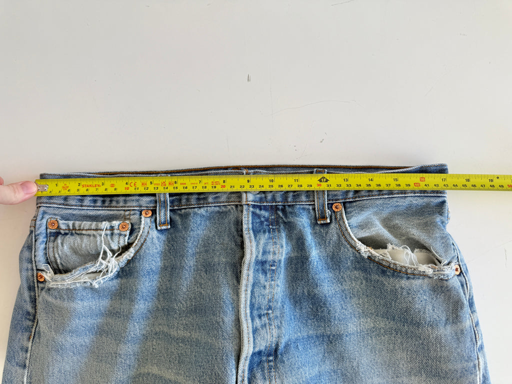 W33 L28 vintage Levis 501 32-33” measured medium faded blue denim Y2K wallet mark well worn in denim