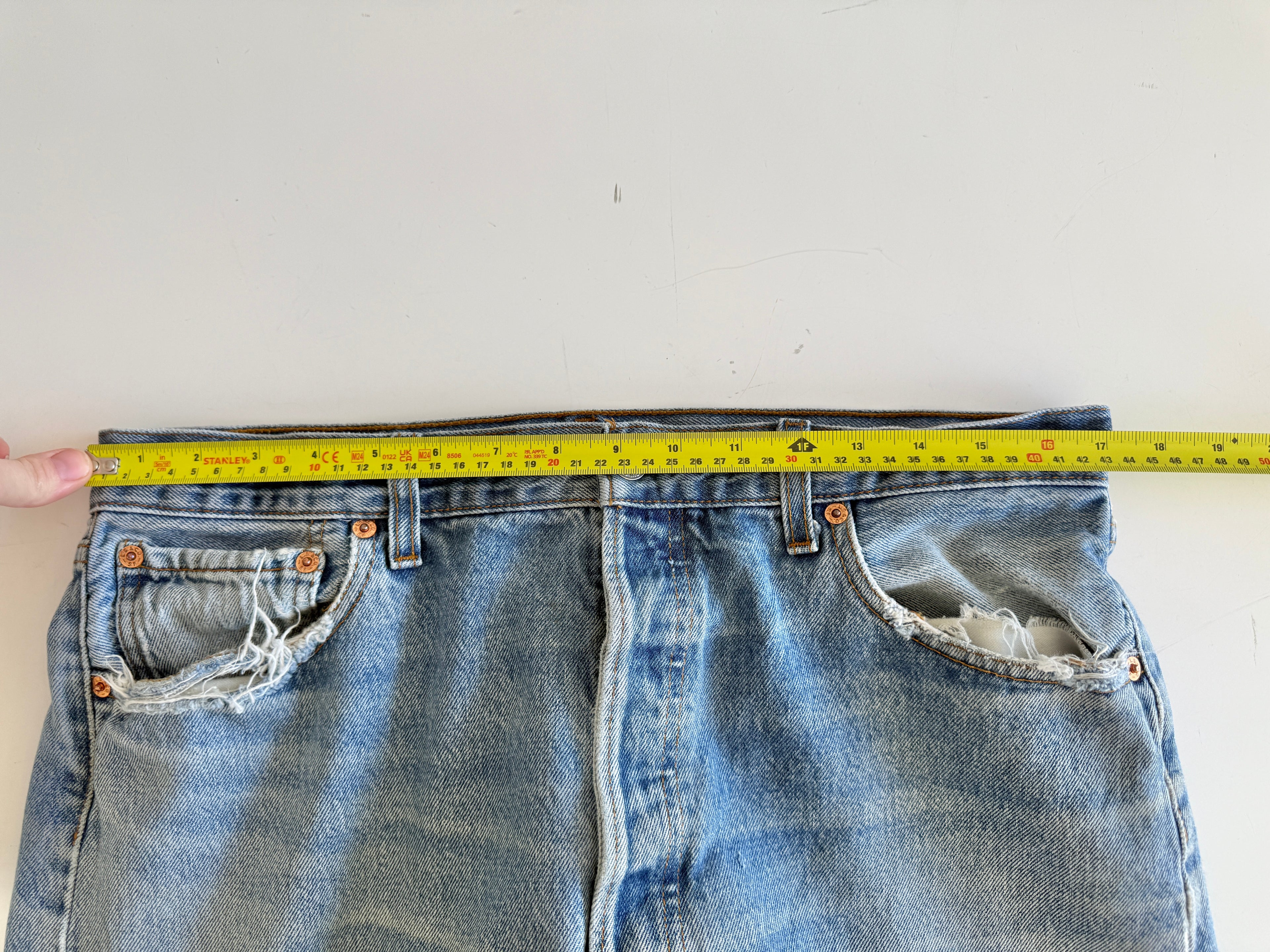 W33 L28 vintage Levis 501 32-33” measured medium faded blue denim Y2K wallet mark well worn in denim