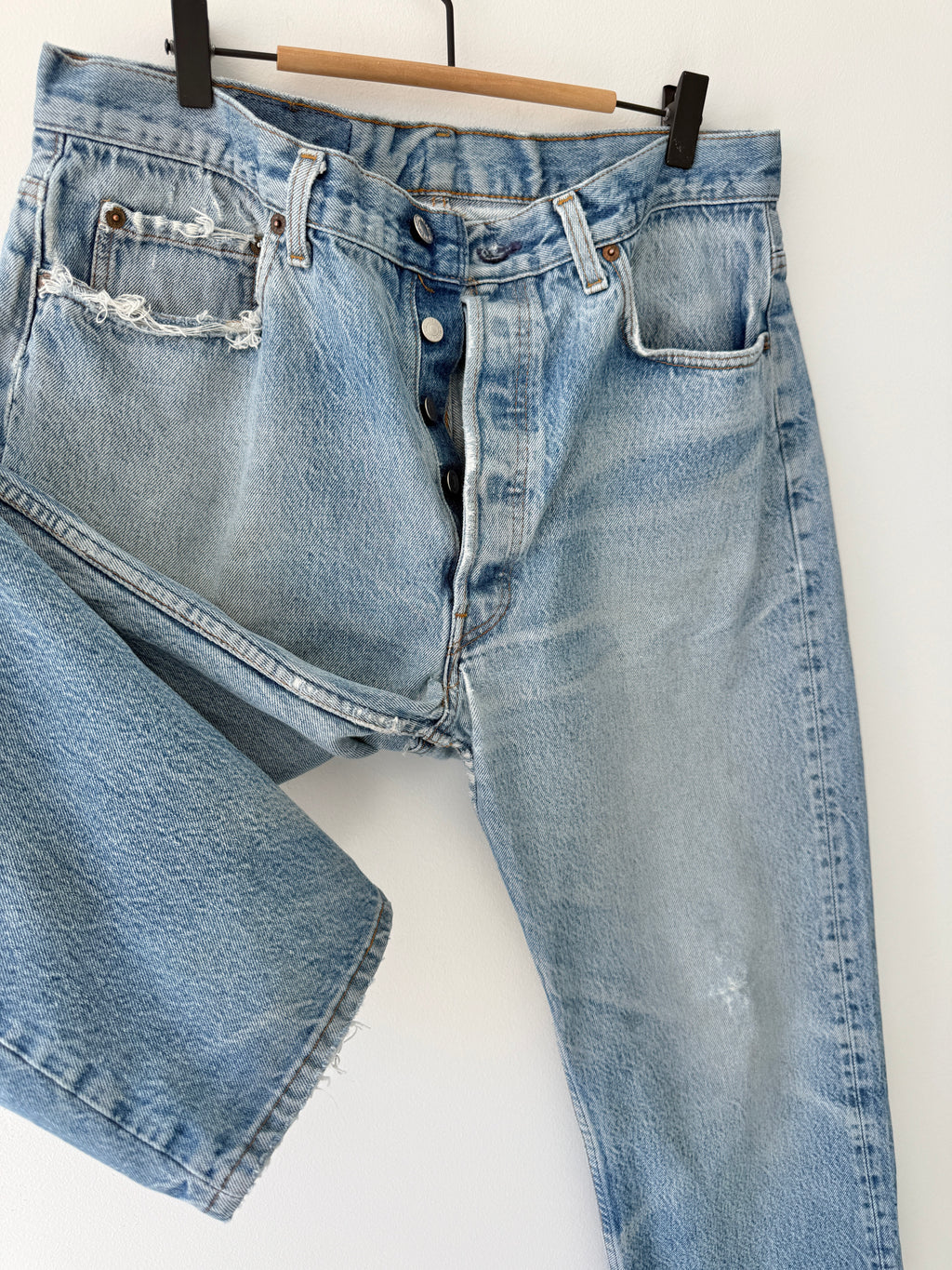Soft denim W34 L29 vintage Levis 501 33/34” measured waist light faded blue distressed USA 90s 501s