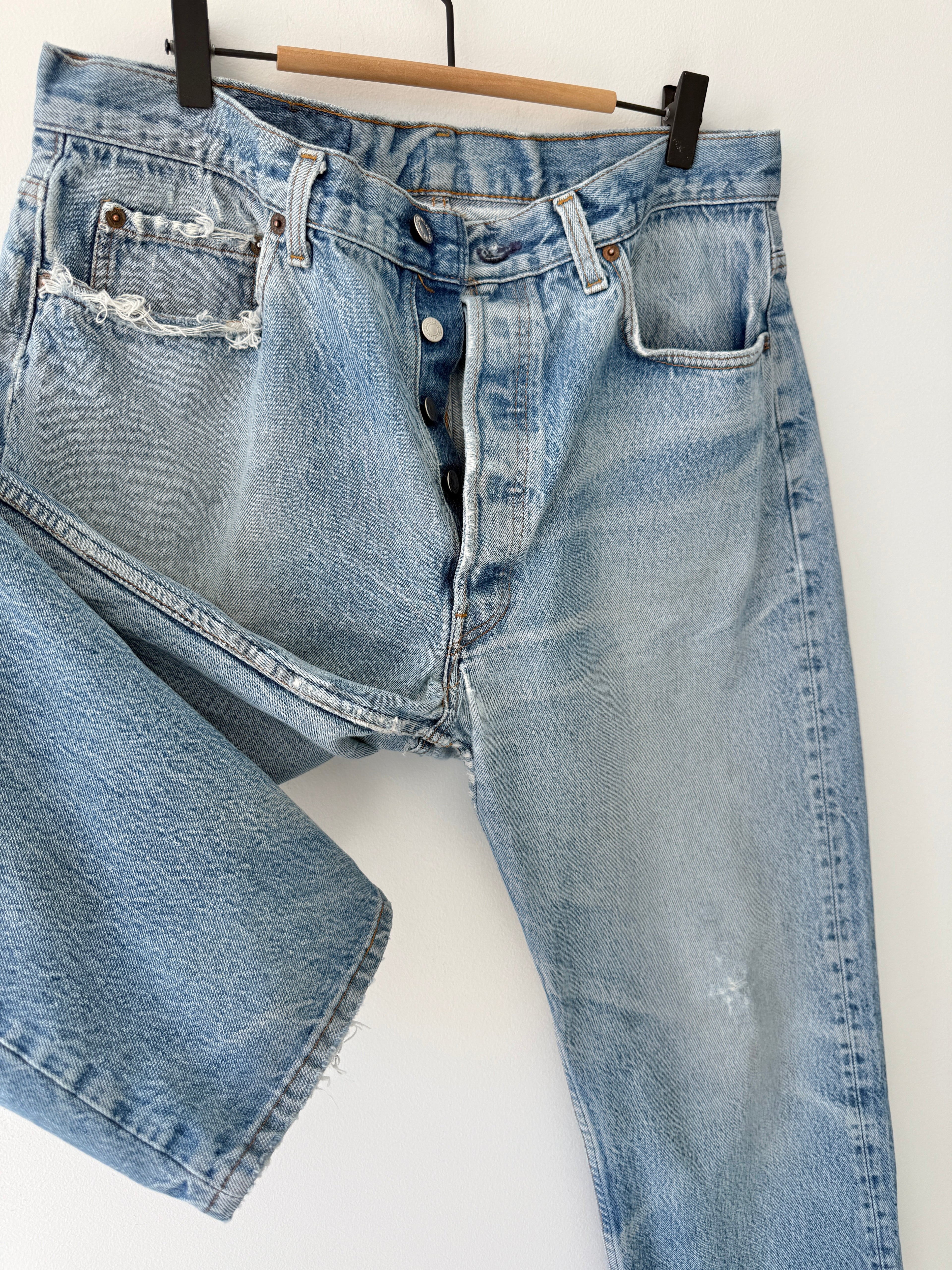 Soft denim W34 L29 vintage Levis 501 33/34” measured waist light faded blue distressed USA 90s 501s